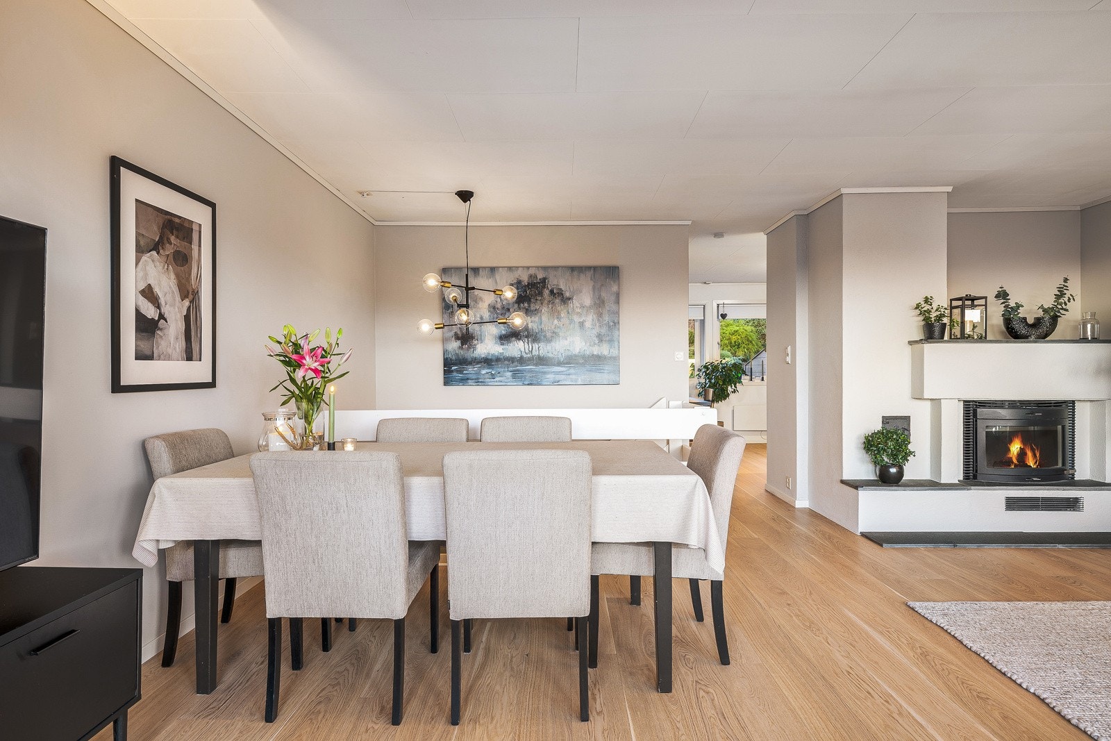 Stor spisestue mot kjøkkenet Galleribilde