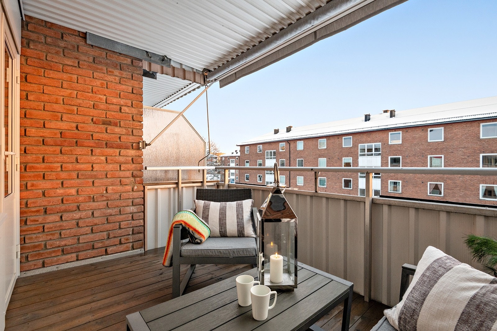 Det er direkte adkomst fra stue til en herlig sydvendt balkong på ca. 7 m² med gode solforhold. Galleribilde