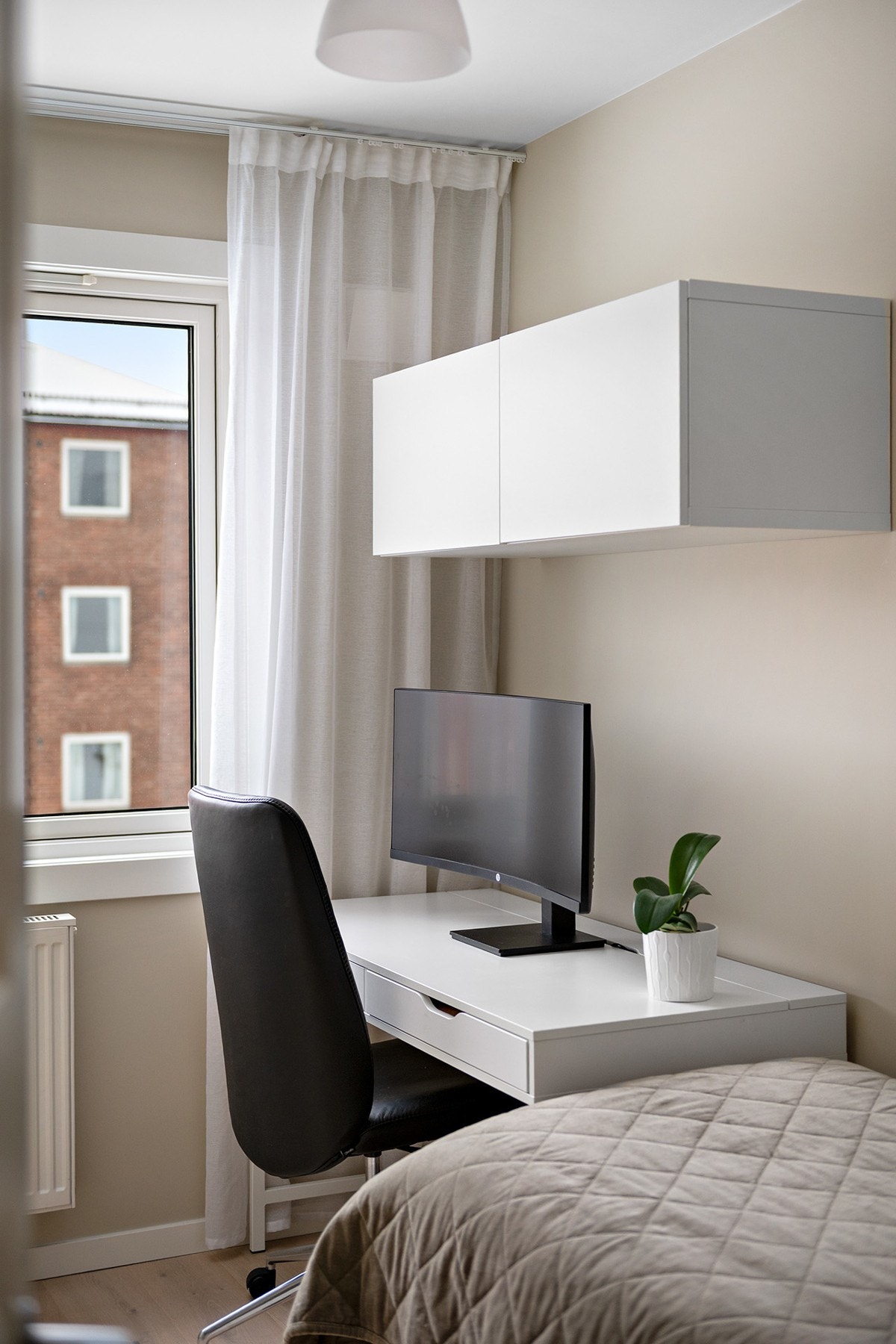 Store vindusflater gir godt med naturlig lys inn. Galleribilde