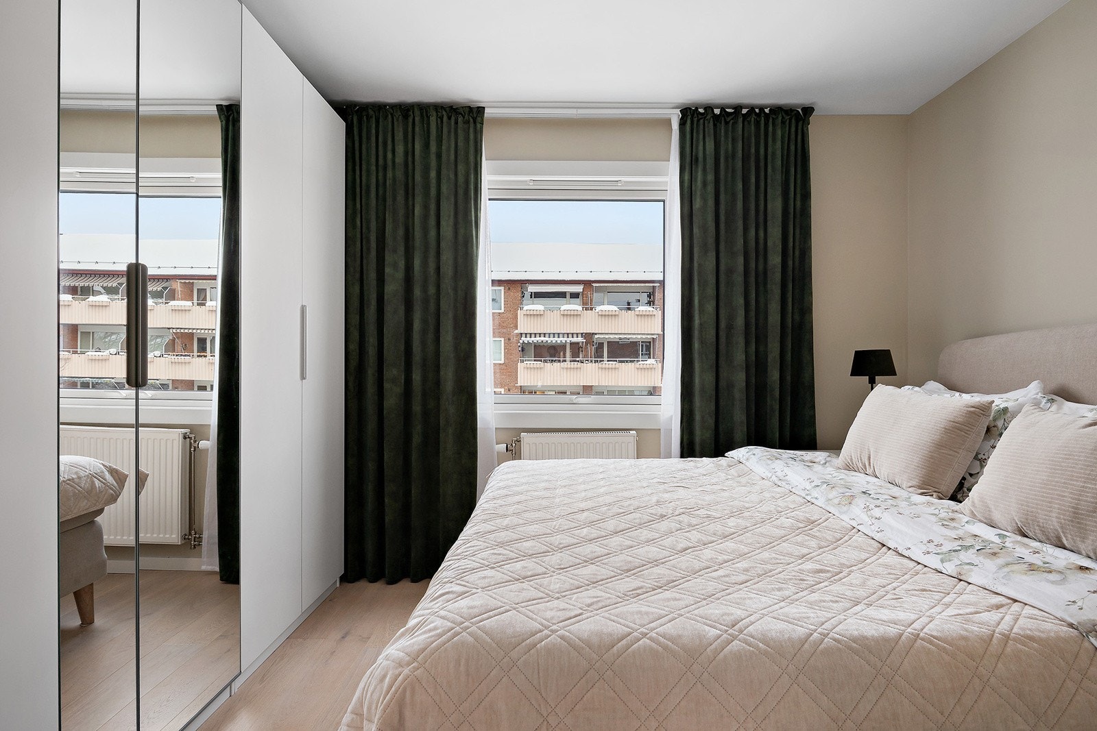 Soverommet har praktisk garderobeinnredning med speil Galleribilde