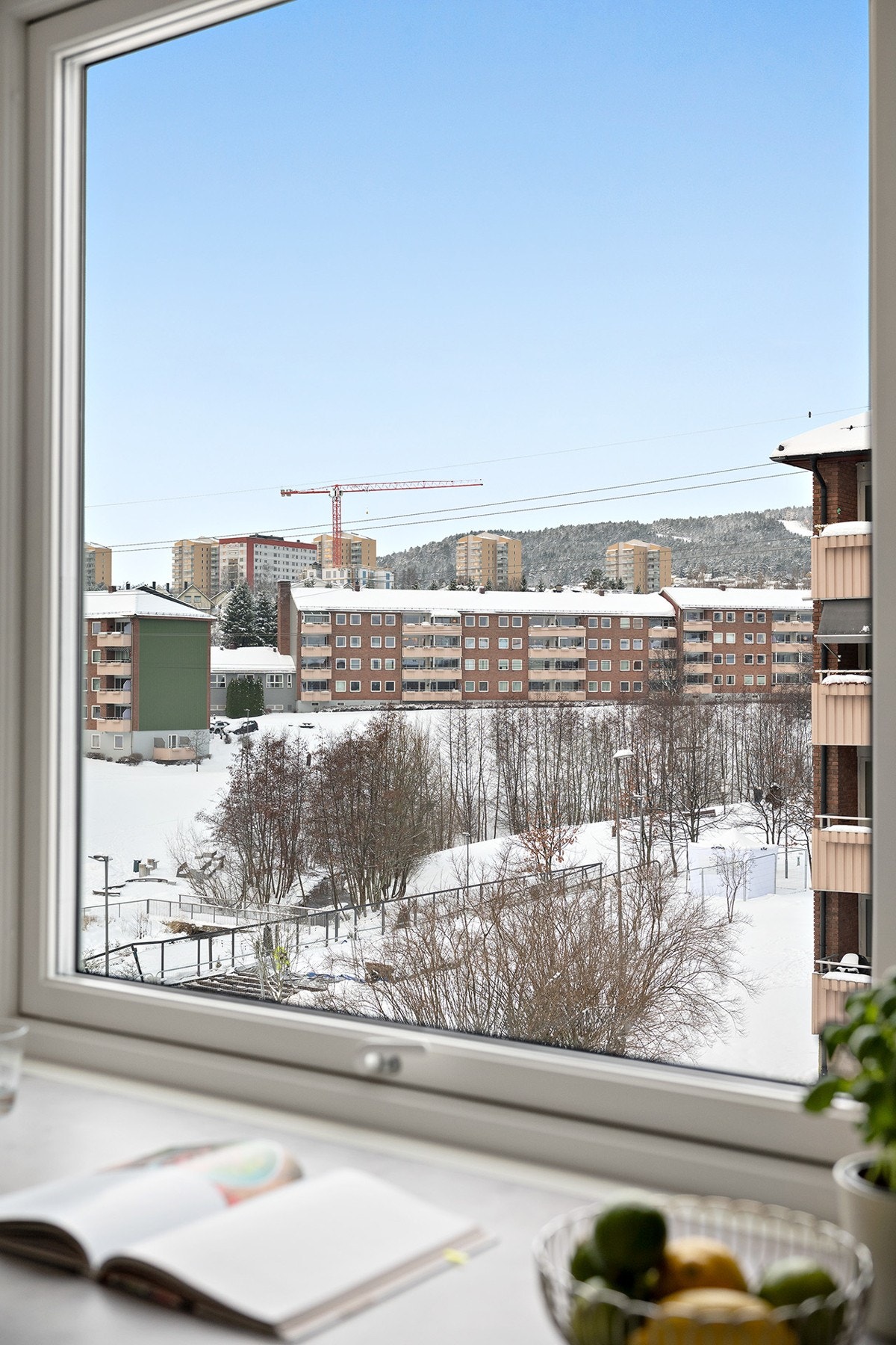 Fra kjøkkenvinduet har man utsikt over Bjerkedalen park og opp mot Grefsenkollen og marka som byr på fine turopplevelser. Galleribilde