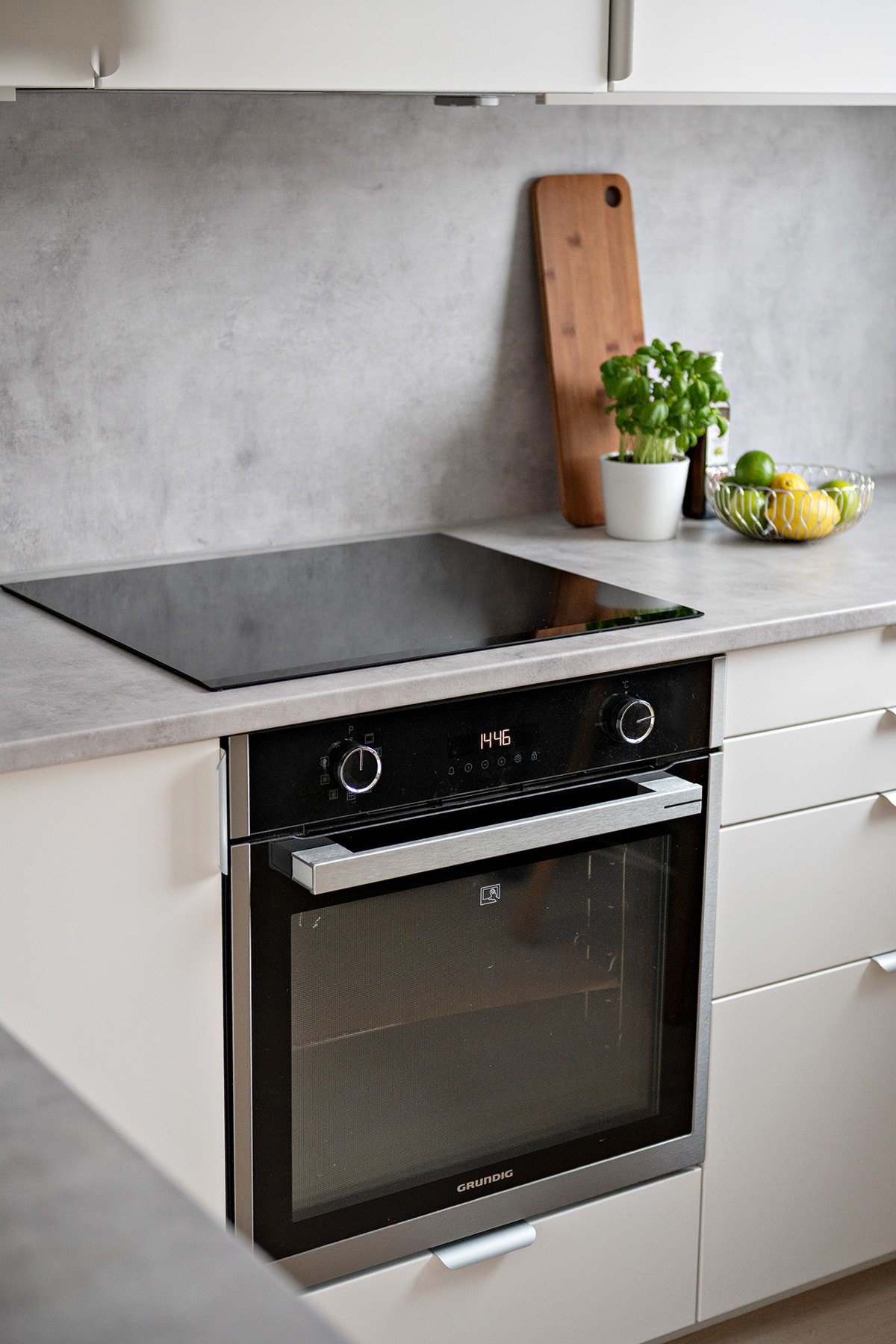 Kjøkkenet er utstyrt med enkel oppvaskkum, ventilator, integrert stekeovn, koketopp og oppvaskmaskin. Galleribilde