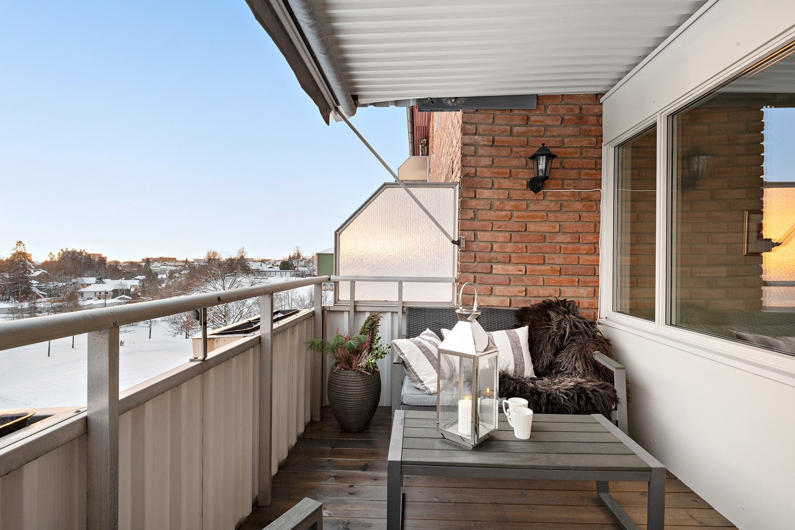 Balkongen er overbygget og ble oppgradert med nytt gulv og markise i 2023 Galleribilde