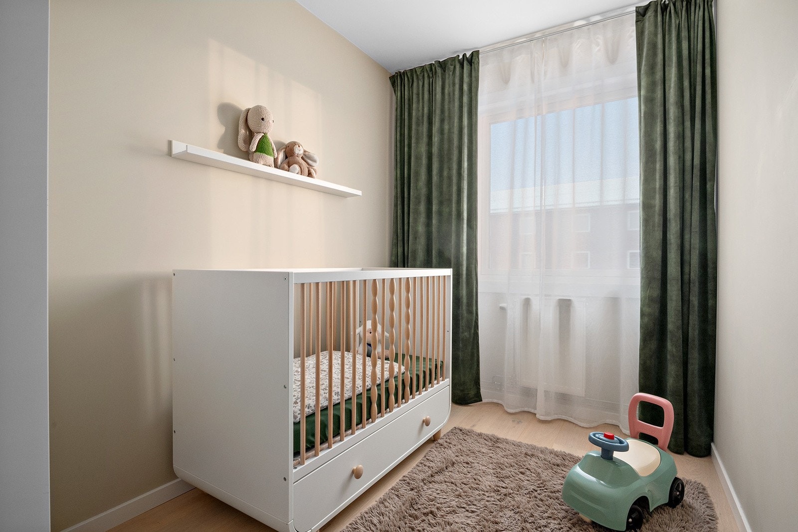 Soverom 3 - Rommet blir i dag brukt som barnerom og inkluderer et høyt garderobeskap. Doble gardinskinner lar dagslyset slippe inn, mens man skjermer mot innsyn. Galleribilde