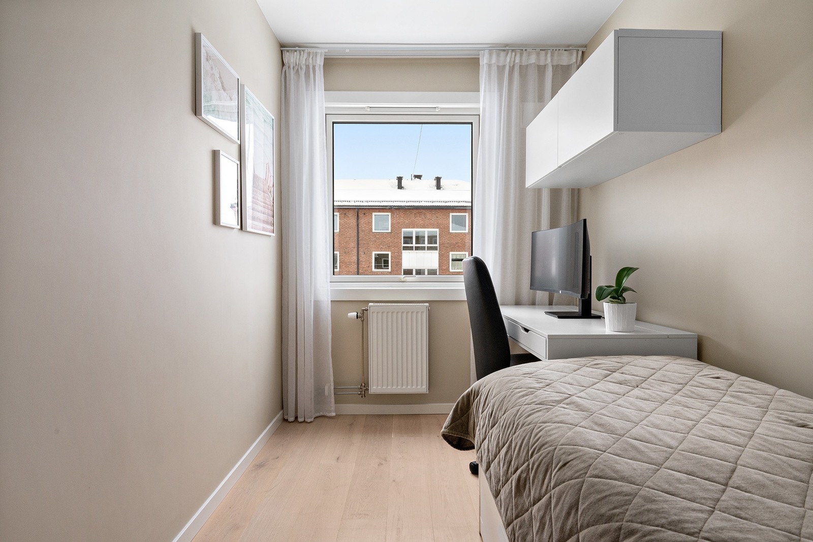 Soverom 2 - Leilighetens andre soverom med adkomst fra gangen, passer til både barnerom, gjesterom og/eller kontor. Galleribilde