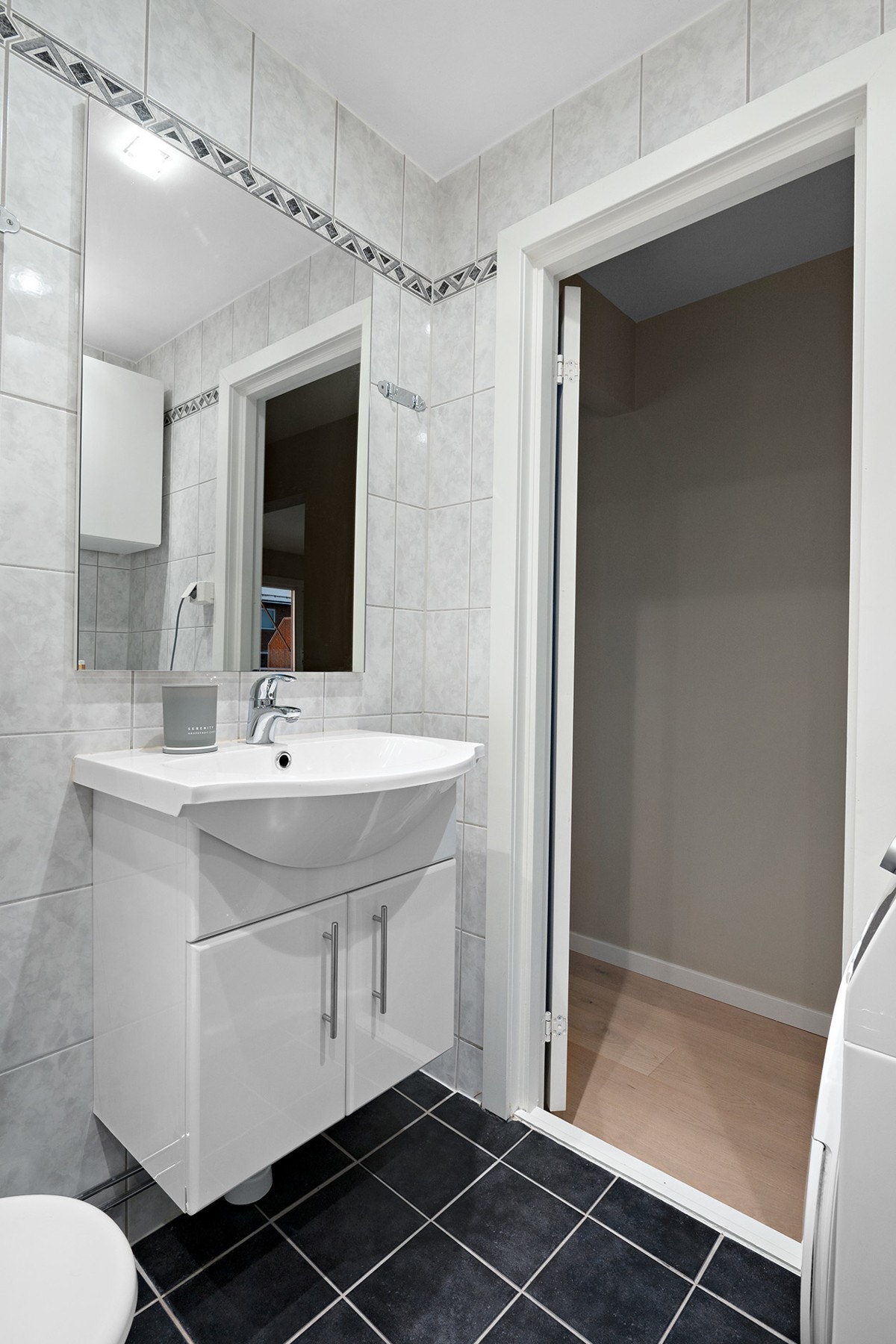 Badet ble pusset opp i regi av borettslaget i 2006/2007 og har flislagte overflater på vegger og gulv, med foldbare dører på dusjen. Galleribilde