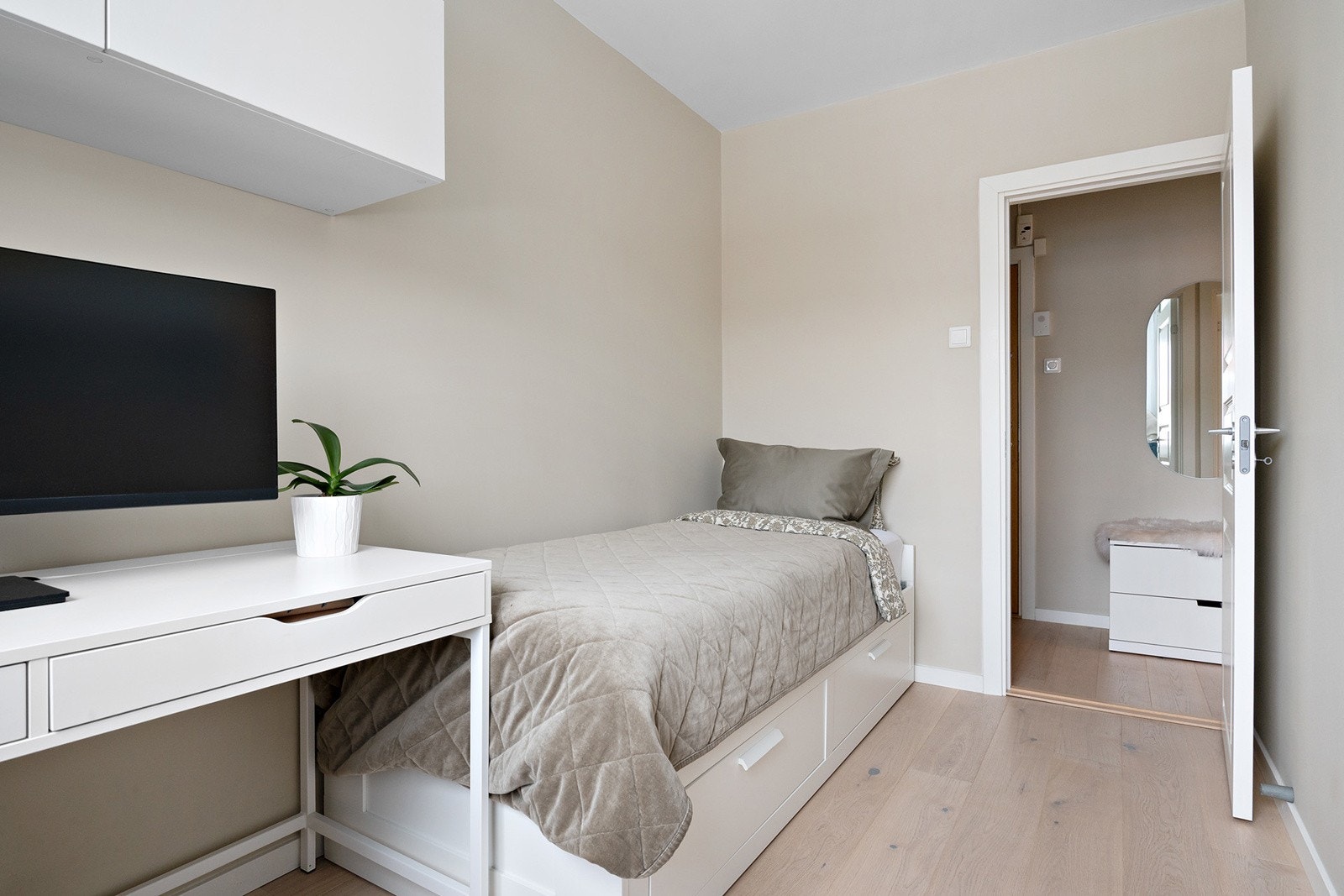 God plass til seng, nattbord og skrivepult/garderobe. Galleribilde