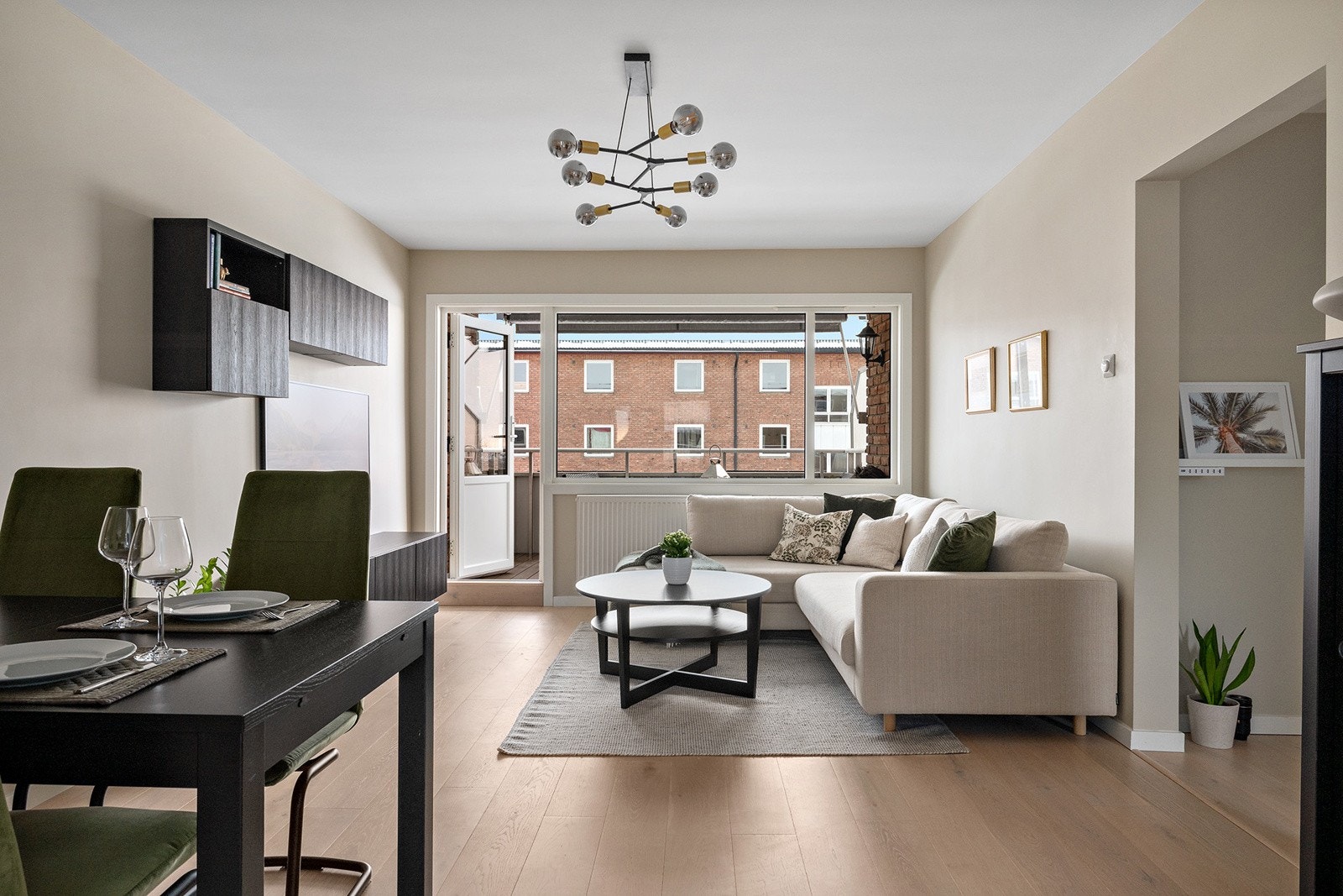 Luftig stue med store vindusflater som gir godt med naturlig lys og en god atmosfære. Galleribilde