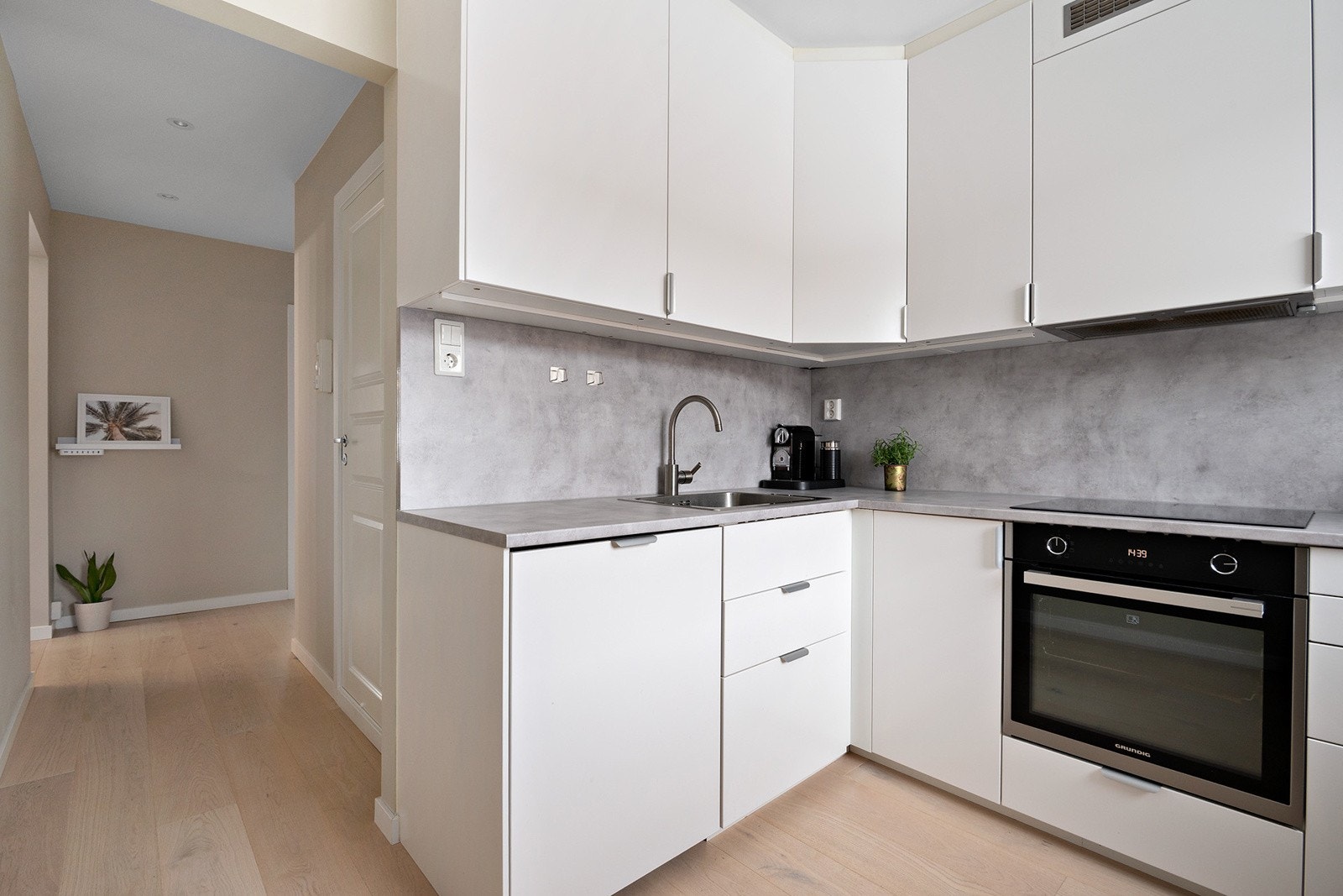 Godt med skapplass og praktiske løsninger med belysning under alle overskapene. Galleribilde