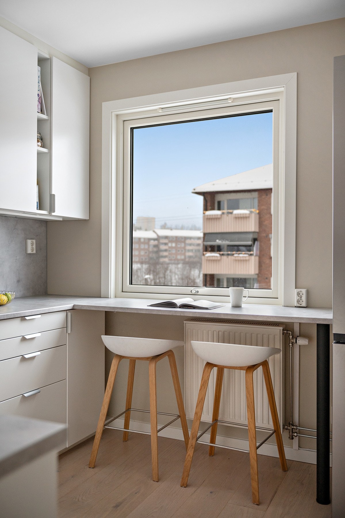 Praktisk spiseplass på kjøkkenet. Galleribilde