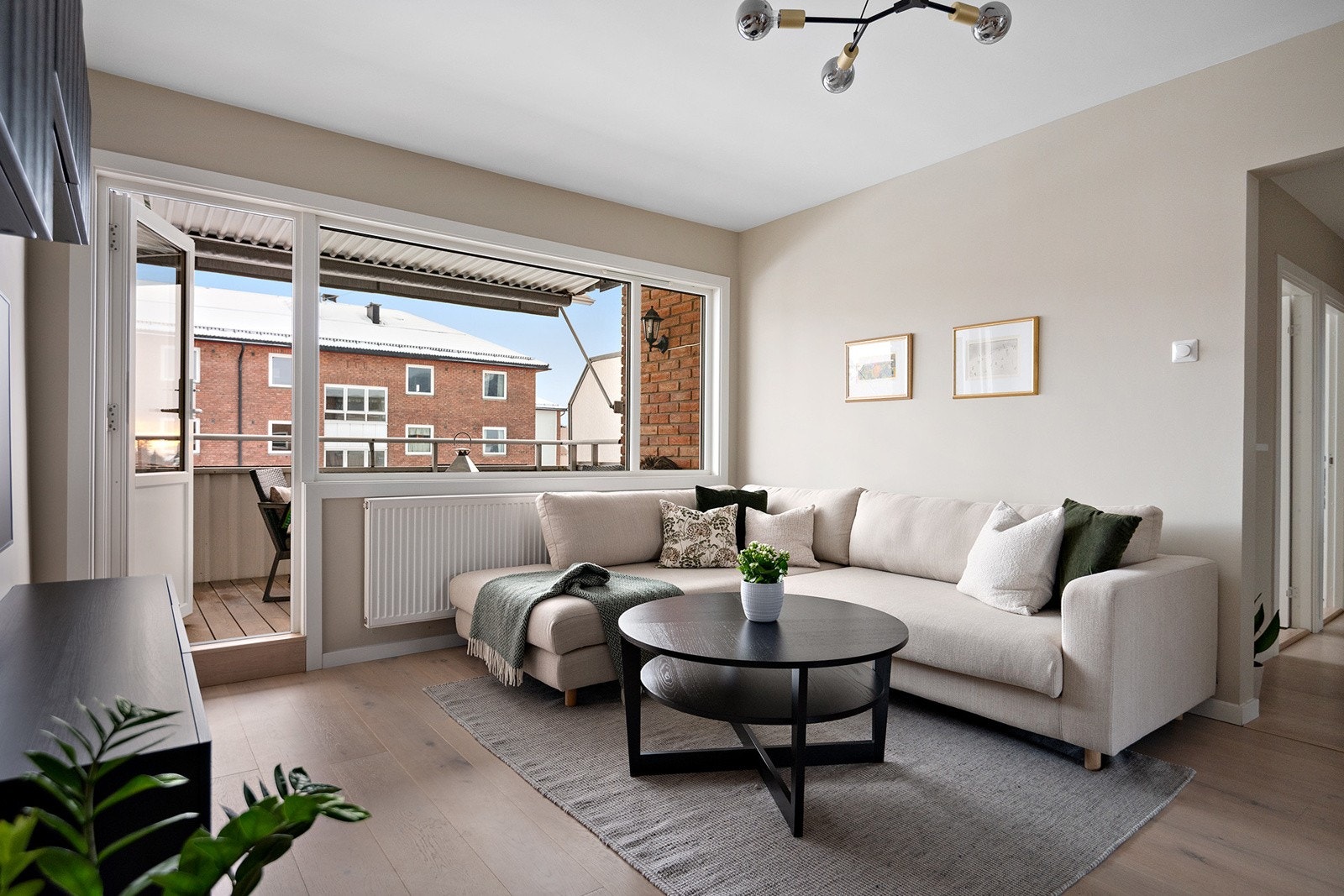 God plass til sofagruppe, mediebenk og stuebord. Galleribilde