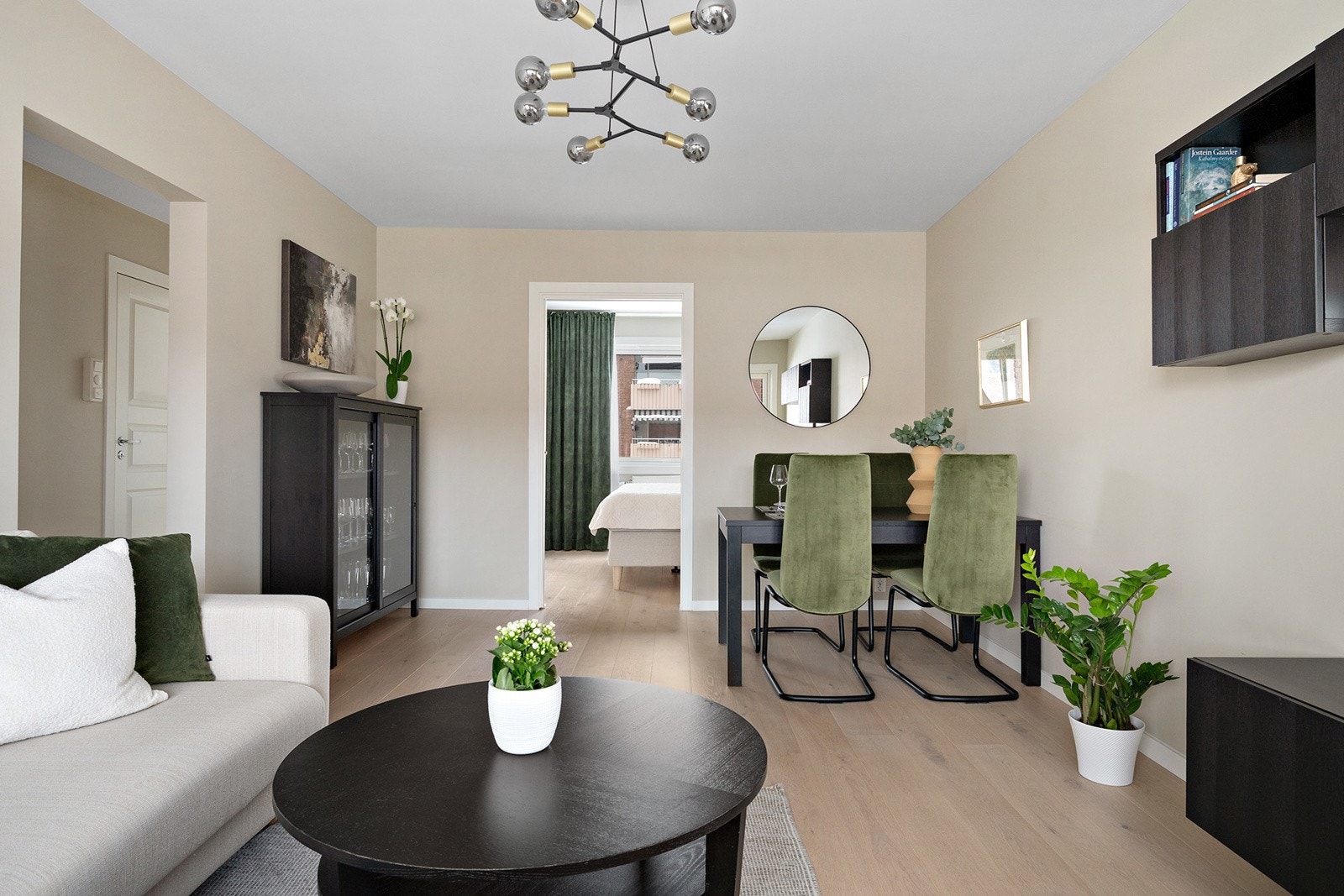 Stuen har plass til både sittegruppe og spisebord, samt annet øvrig møblement om ønskelig. Galleribilde