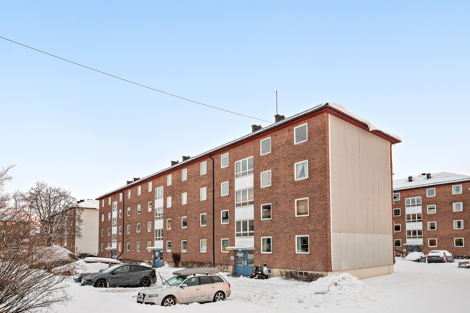 Leiligheten disponerer parkeringsplass og det er muligheter for parkering rett utenfor hovedinngangen. Galleribilde