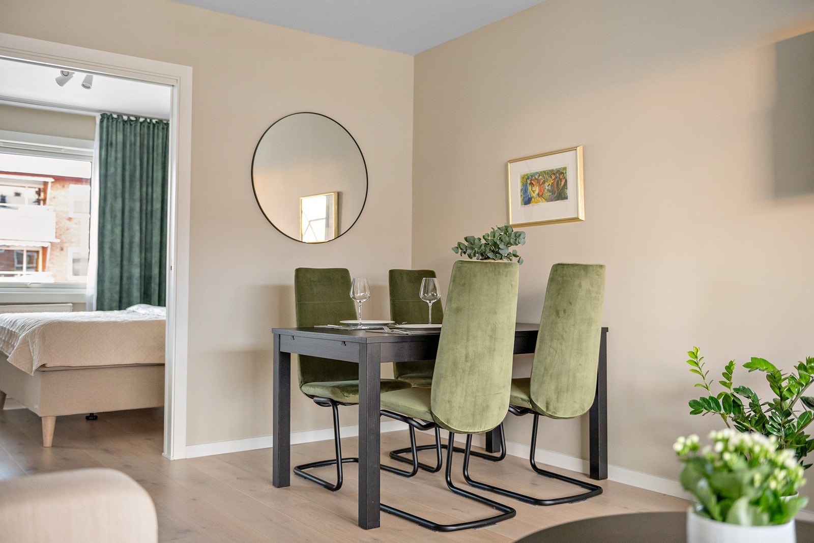 Leiligheten ble renovert i 2023 og har et moderne preg med god planløsning. Galleribilde