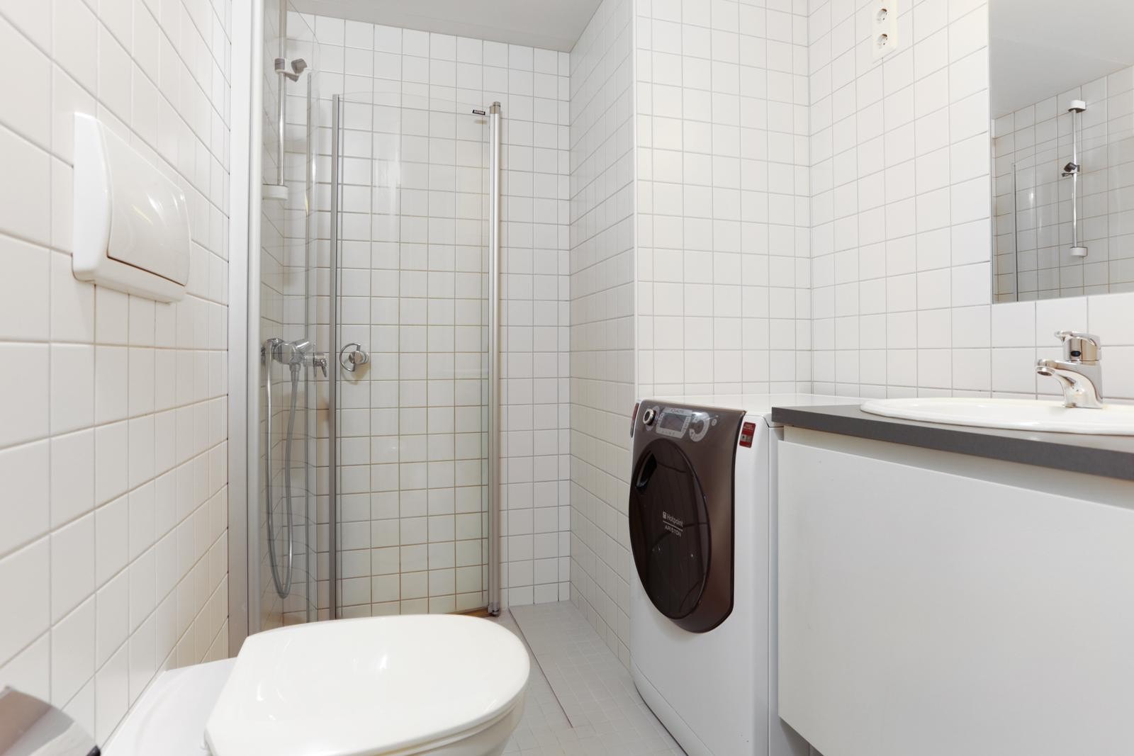 Pent flislagt bad med gulvvarme og opplegg for vaskemaskin. Galleribilde