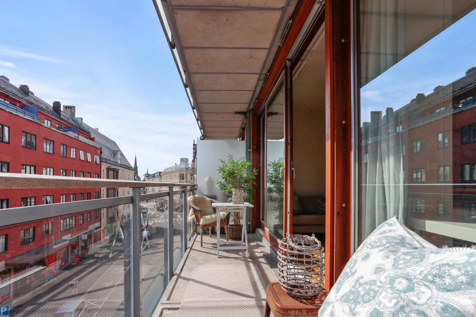 Balkongen vender ut mot Sporveisgata og er på ca. 7 kvm. Galleribilde