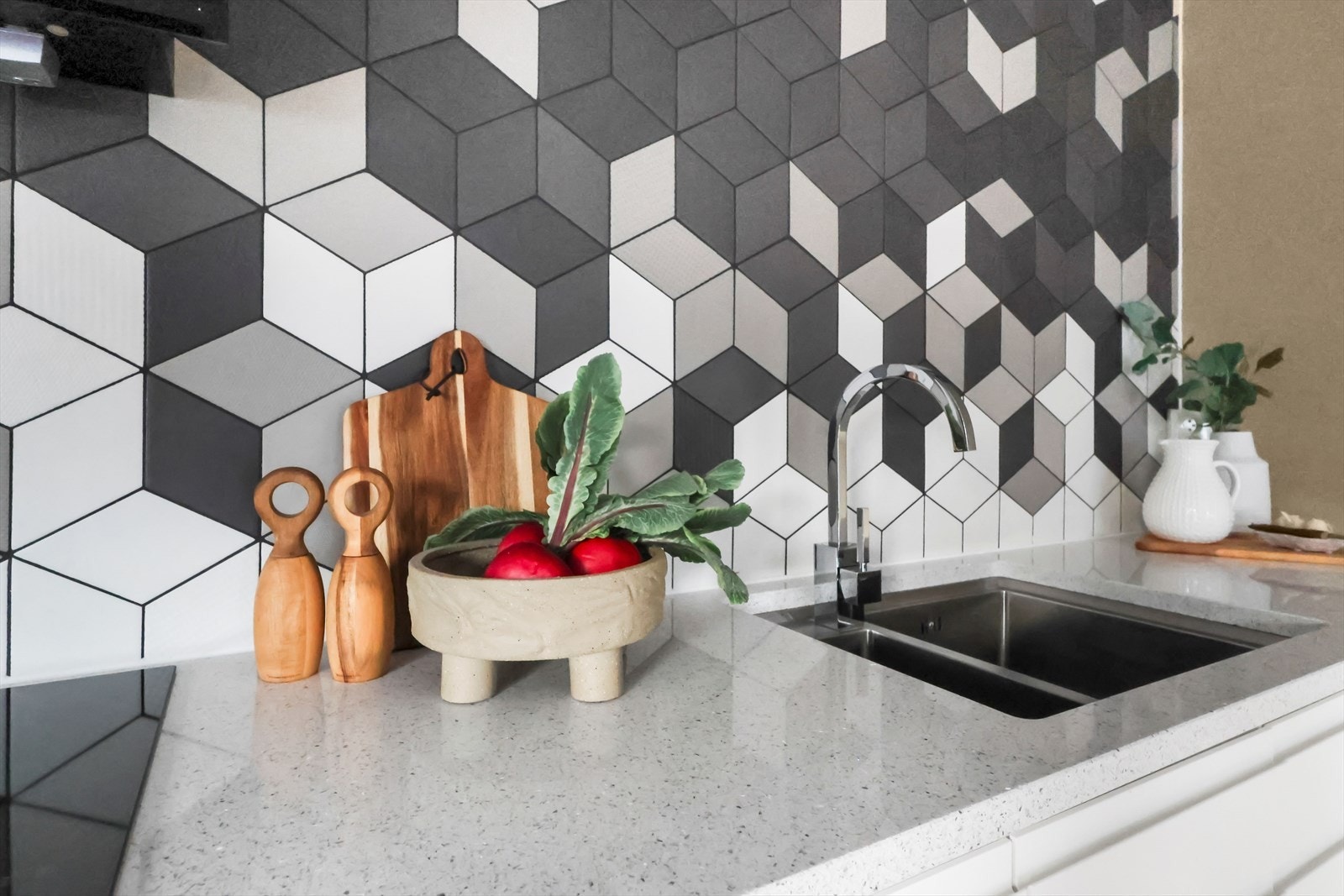 Veggen over benken er flislagt Galleribilde