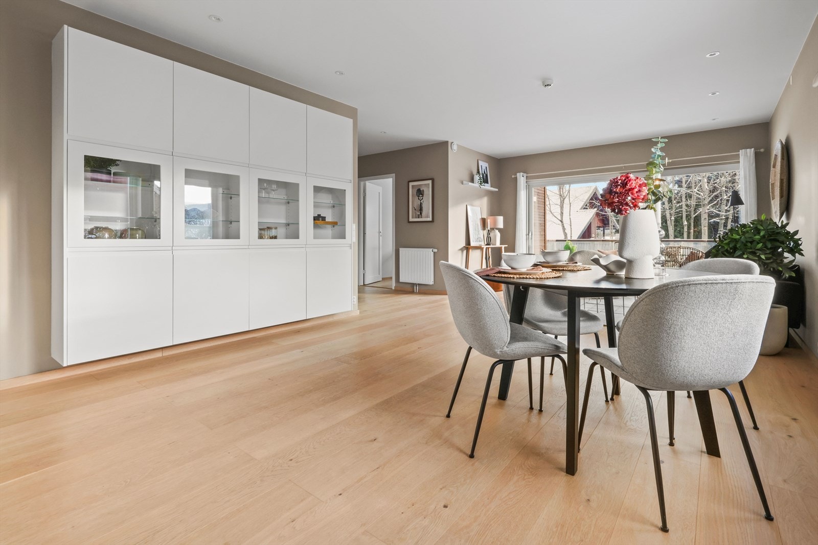 Det er god plass til spisemøblement mellom stue og kjøkken Galleribilde