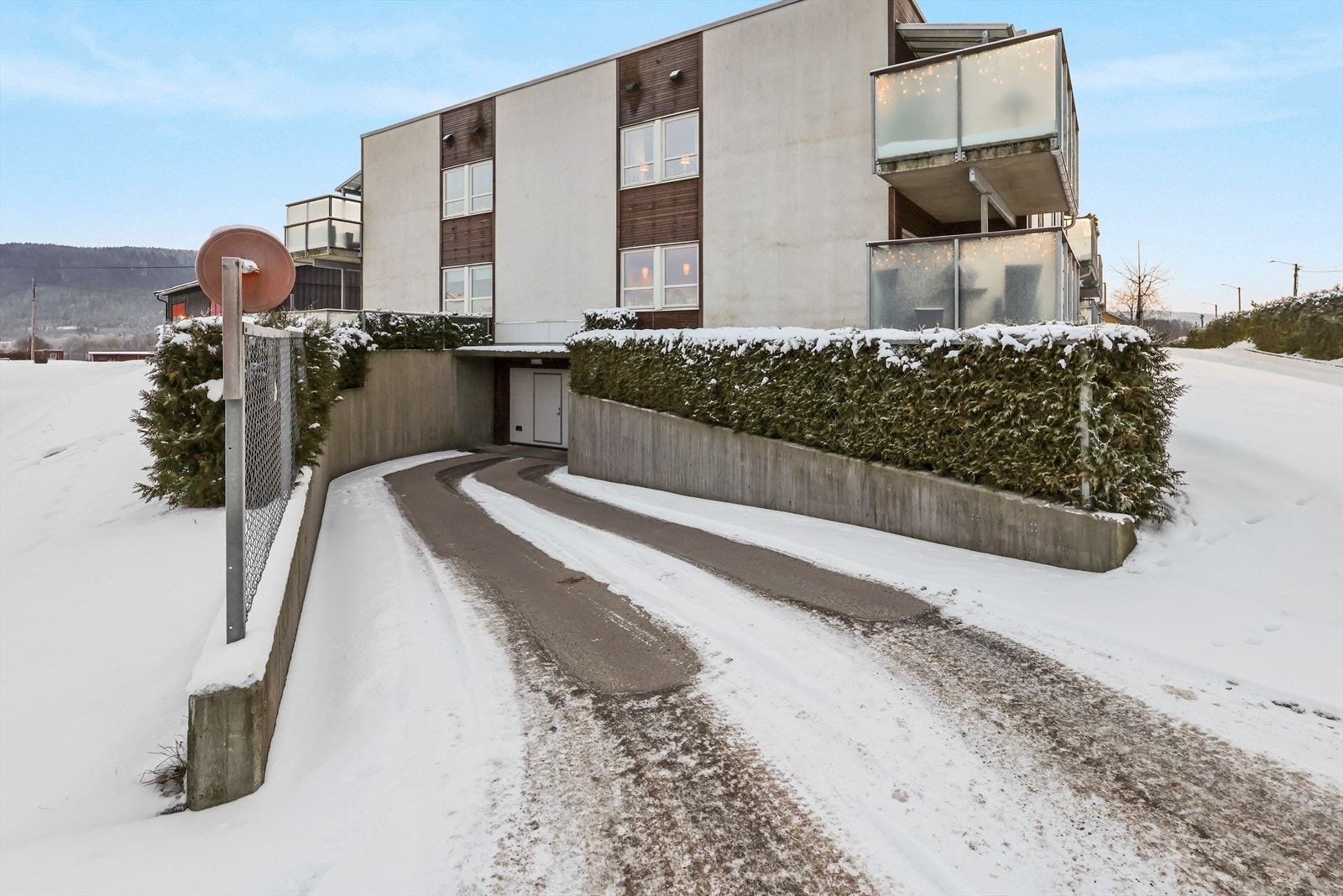 Neddkjøringen til garasjekjelleren har varmekabler i kjøresporene slik at man ikke sklir når det er glatt Galleribilde