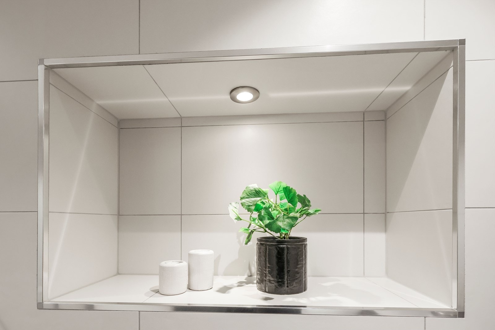 Dekorativ nisje med lys Galleribilde