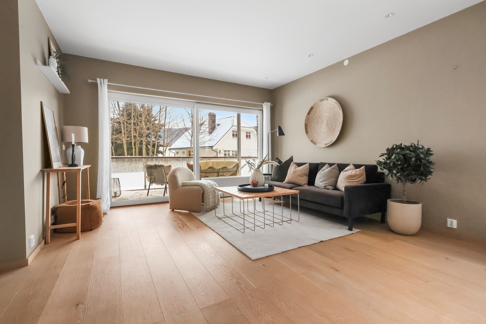 Utgang til terrasse med innramming av glass Galleribilde