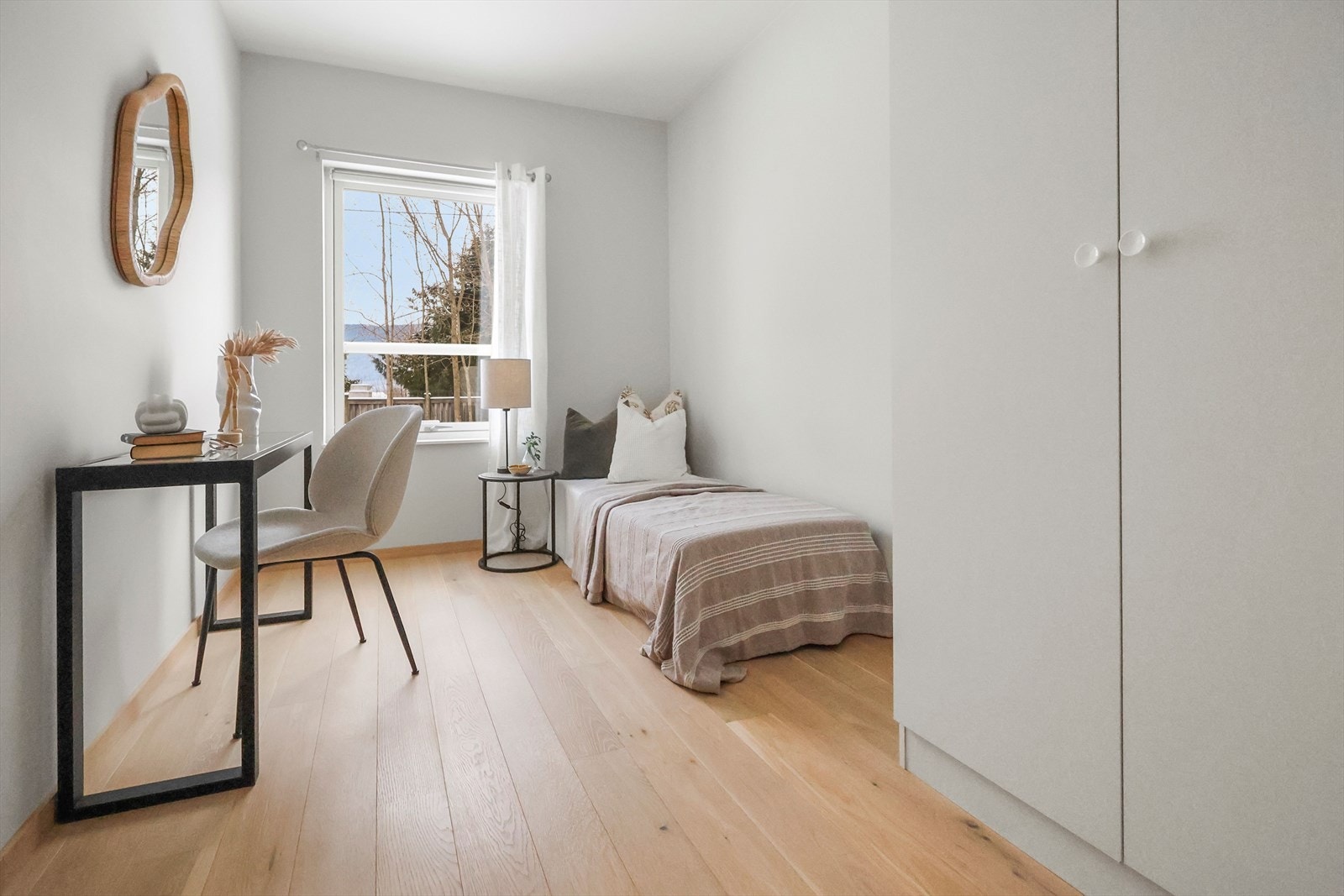 Soverom 2 med klesskap Galleribilde