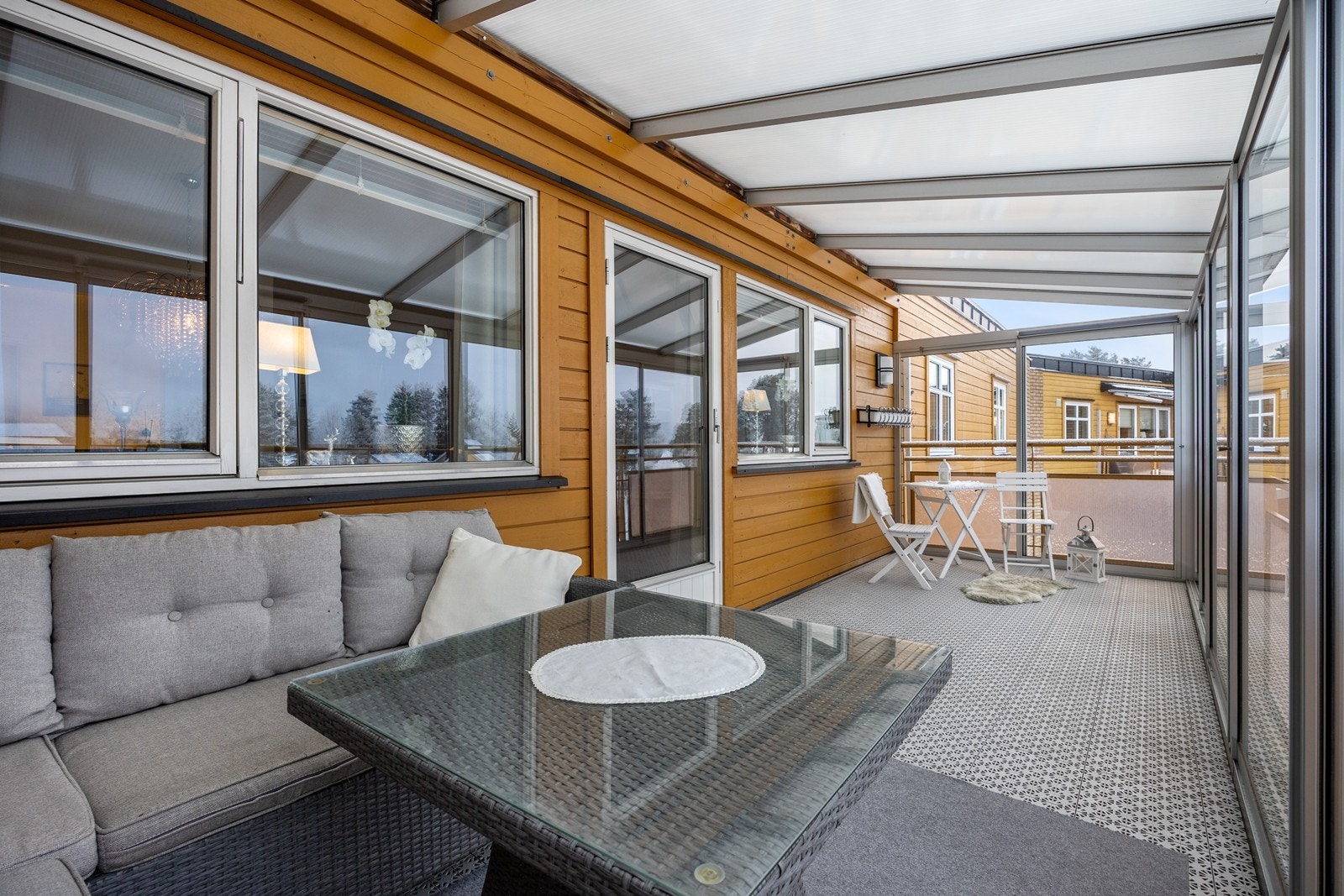 Fra stuen er det utgang til denne store, innglassede balkongen som har et areal på 14 kvm. Galleribilde