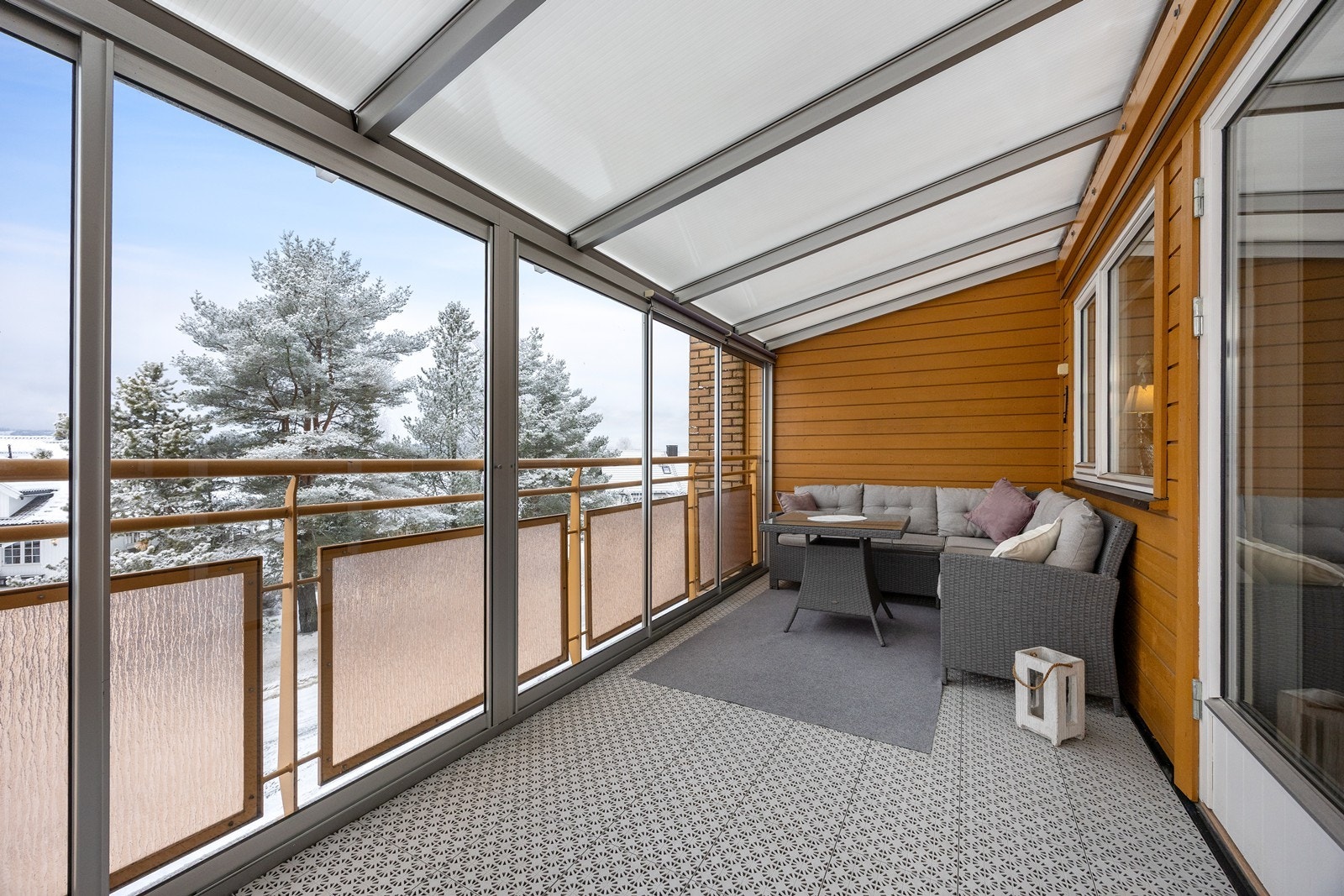 Den innglassede balkongen er ikke beskrevet på tegningen - og følgelig ikke byggemeldt/godkjent av kommunen. Galleribilde