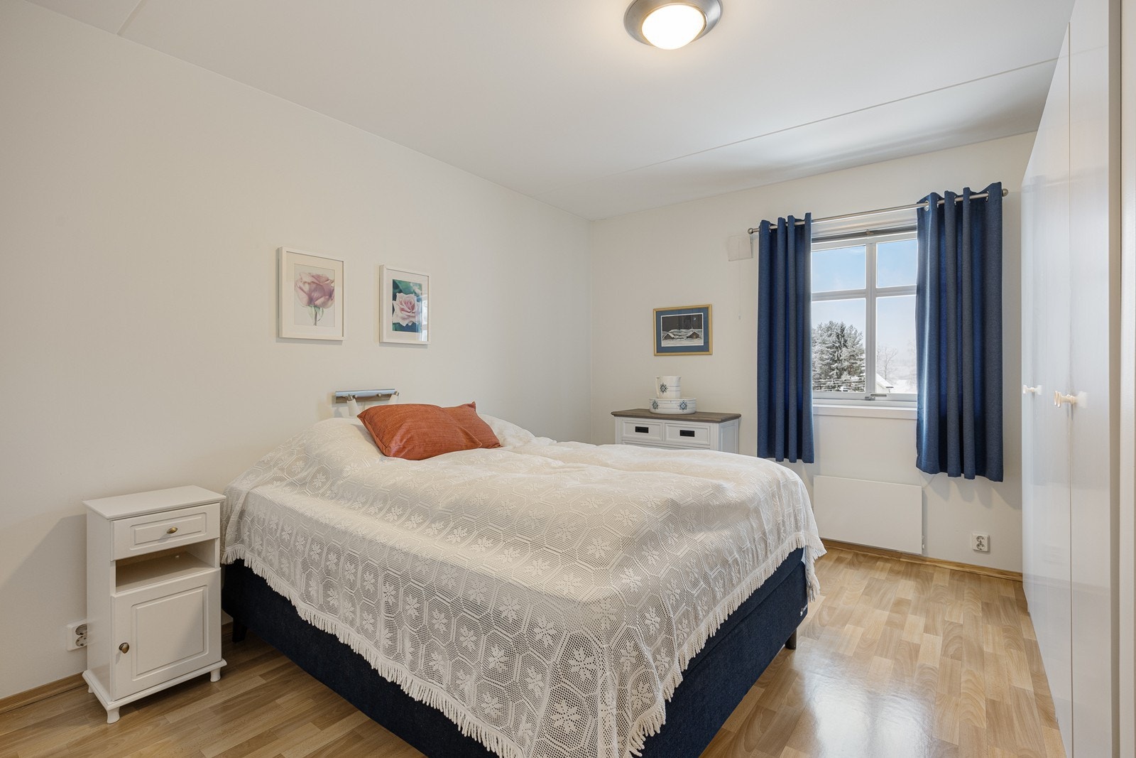 Leiligheten har to pene soverom og romslige soverom. Galleribilde