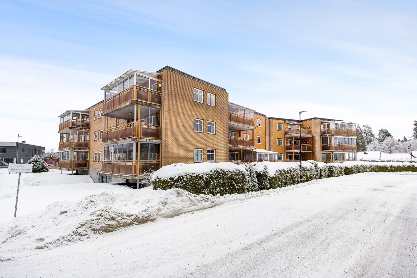 Beliggenheten er svært sentral - midt i hjertet av Aursmoen sentrum med gangavstand til alle sentrumsfasiliteter. Galleribilde