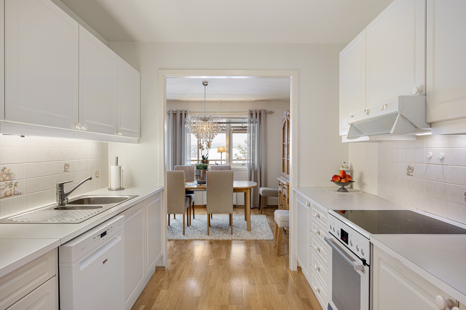 Kjøkkenet har et klassisk og tidløst design i hvit utførelse. Galleribilde