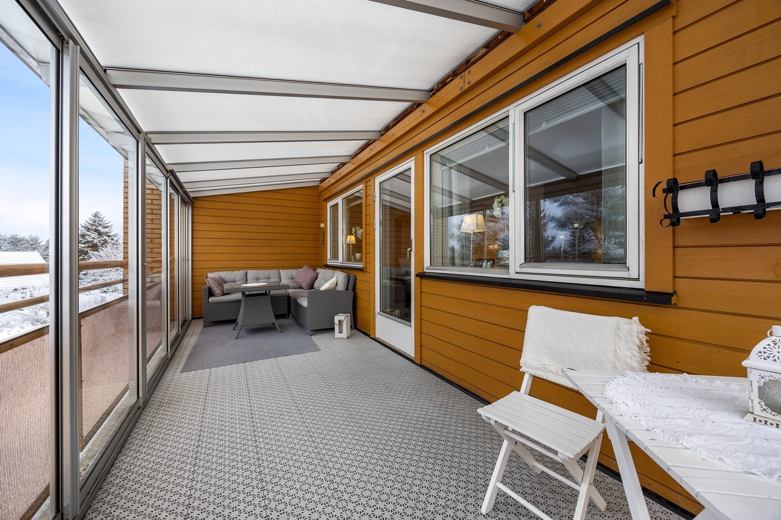 En stor, velholdt og tiltalende 3-roms med en solrik, innglasset balkong. Galleribilde