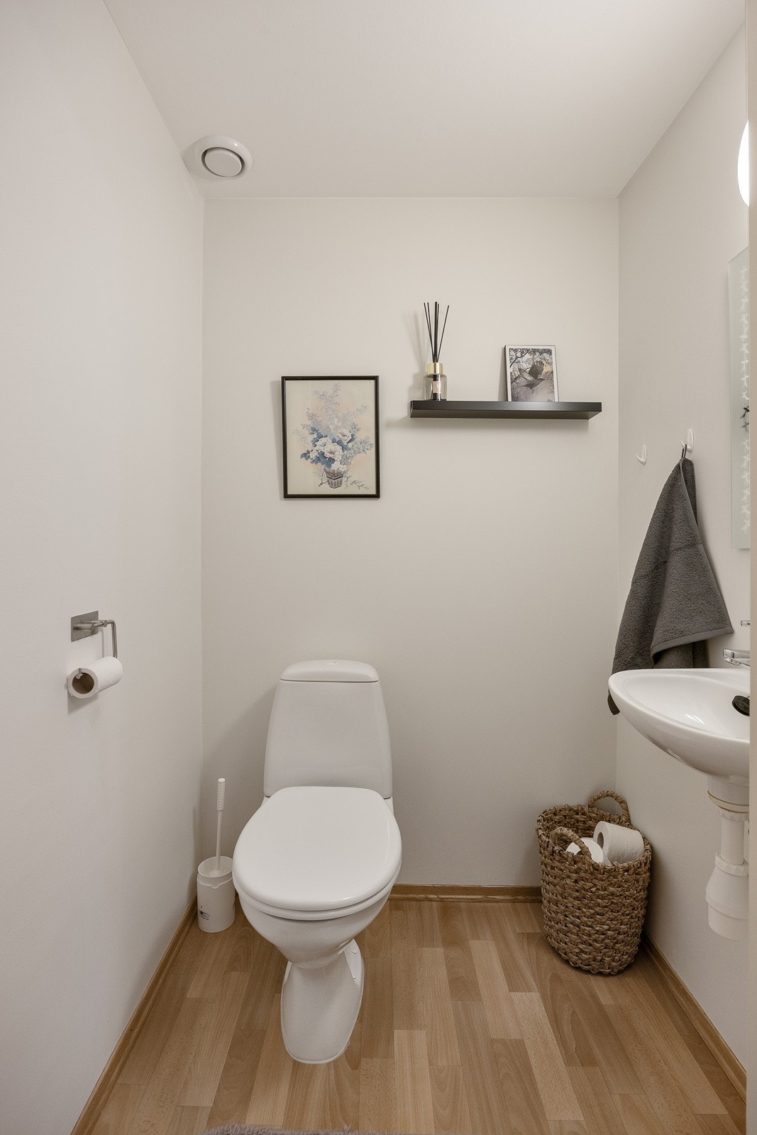 Wc-rommet ligger i praktisk tilknytning til entréen og enkel servant og gulvmontert toalett. Galleribilde