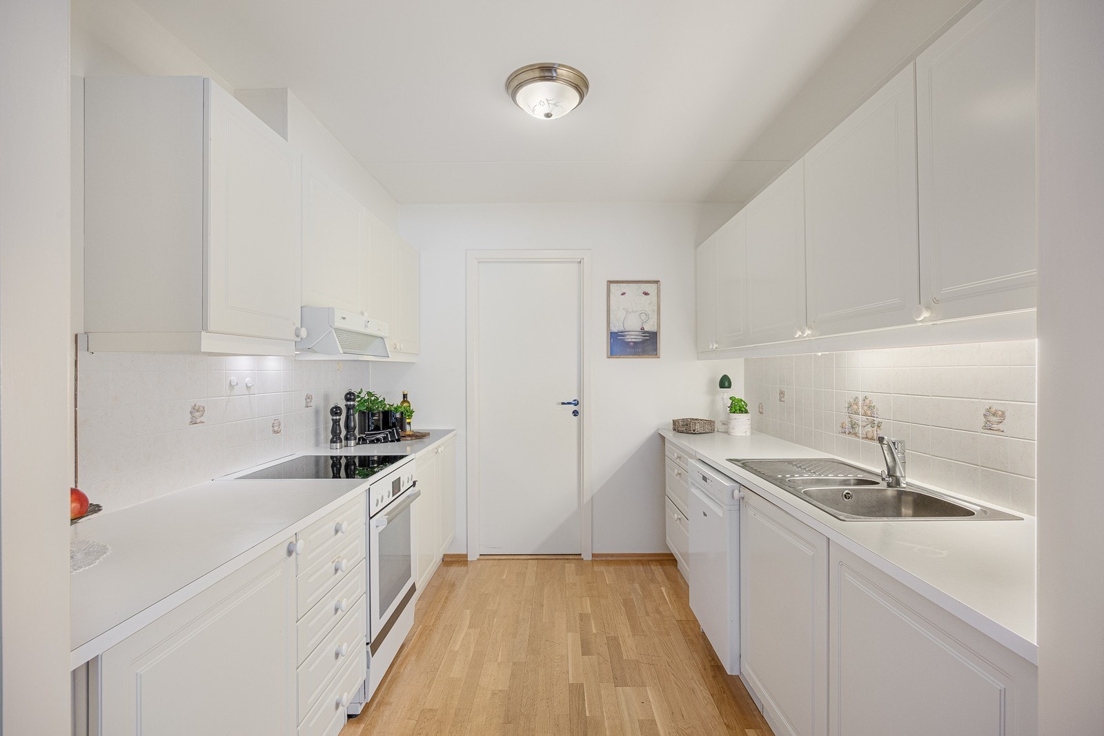 Tilliggende kjøkkenet er en praktisk bod. Galleribilde