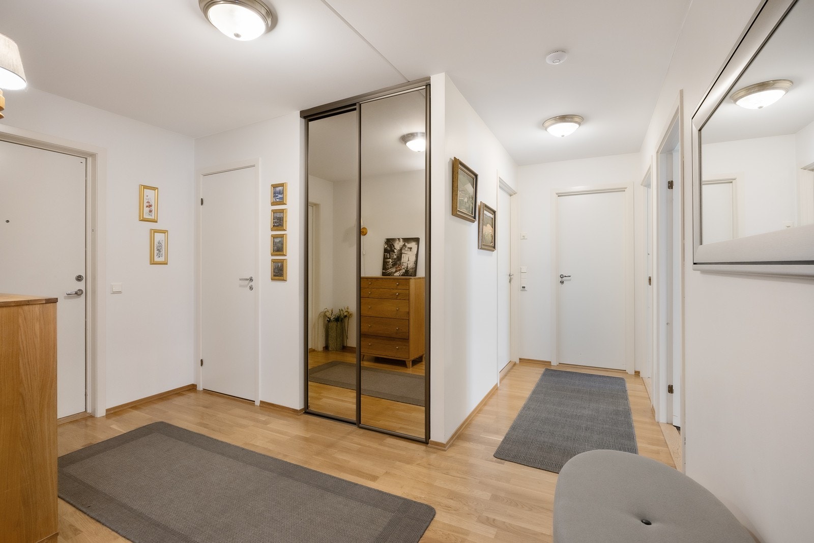 Yttertøy og sko kan enkelt ryddes bort i den plassbygde skyvedørsgarderoben. I tillegg er det god plass til kommoder eller annet oppbevaringmøblement. Galleribilde