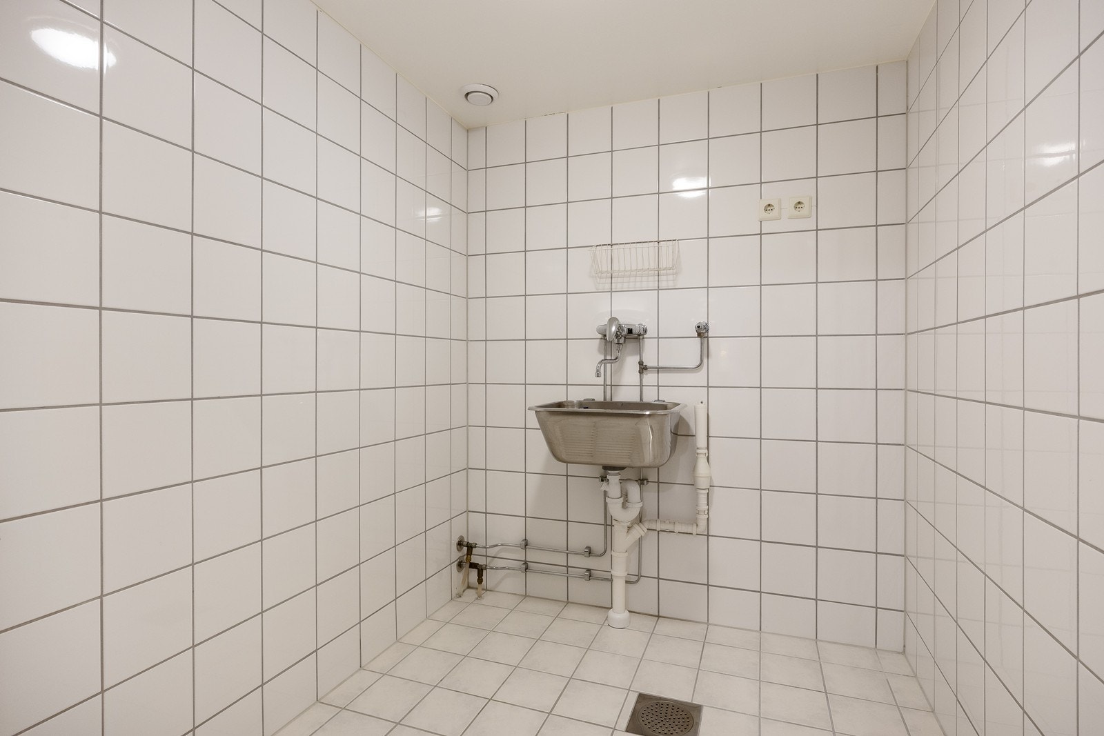 Vaskerommet er helfliset og utstyrt med utslagsvask. Det er opplegg for vaskemaskin. Galleribilde