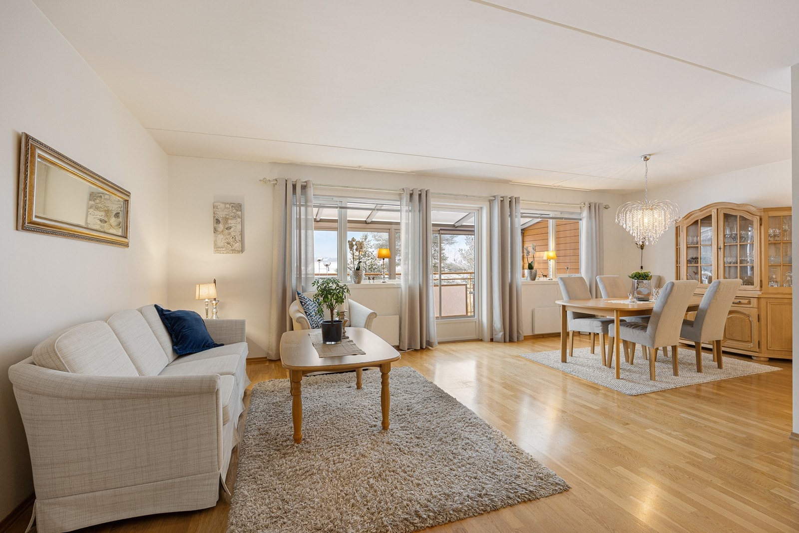 Stuen oppleves som stor og luftig -med god plass til flere møbelgrupper. Galleribilde