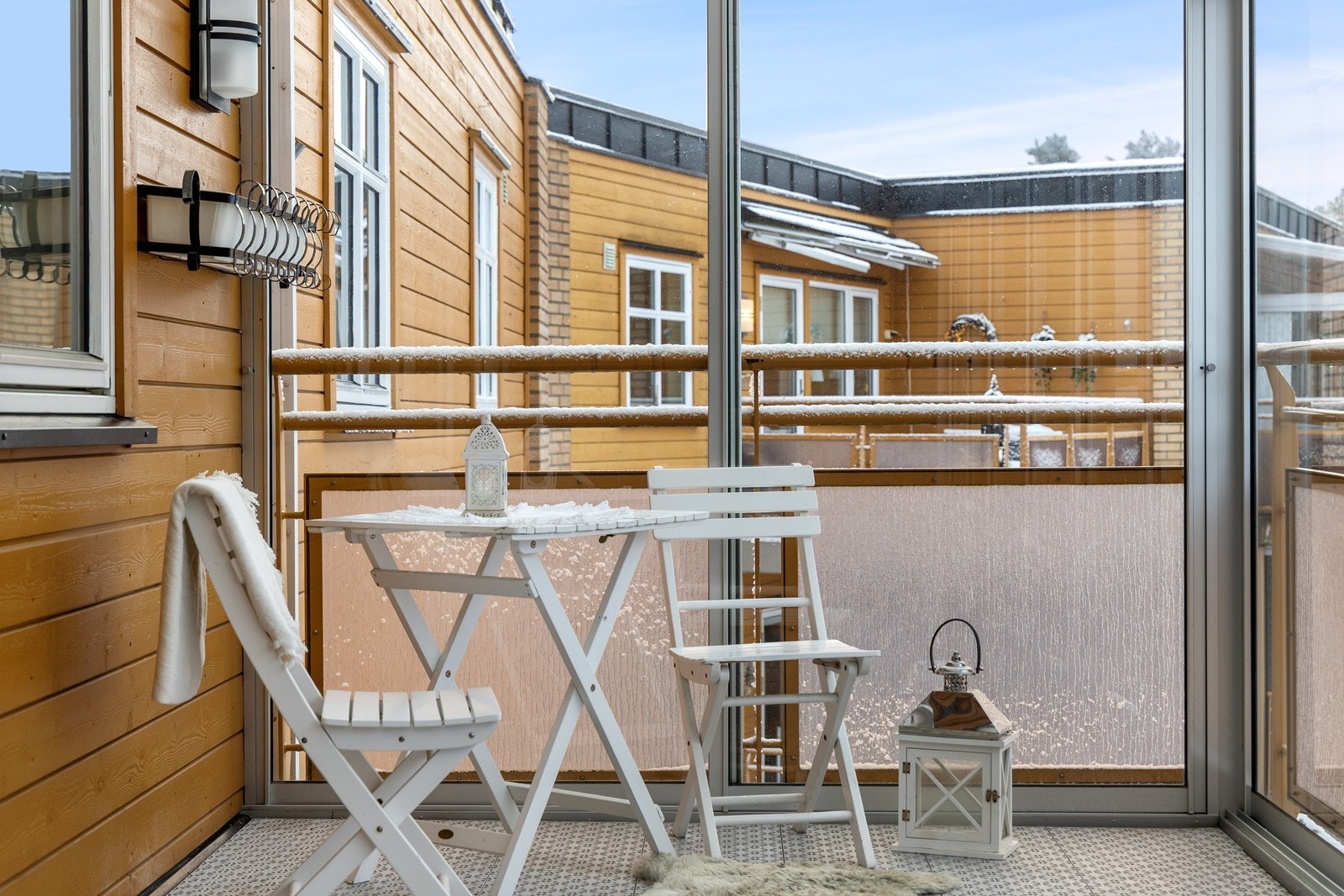 Balkongen har god plass til flere utegrupper - og innglassingen sørger for brukstid i nesten all slags vær. Galleribilde