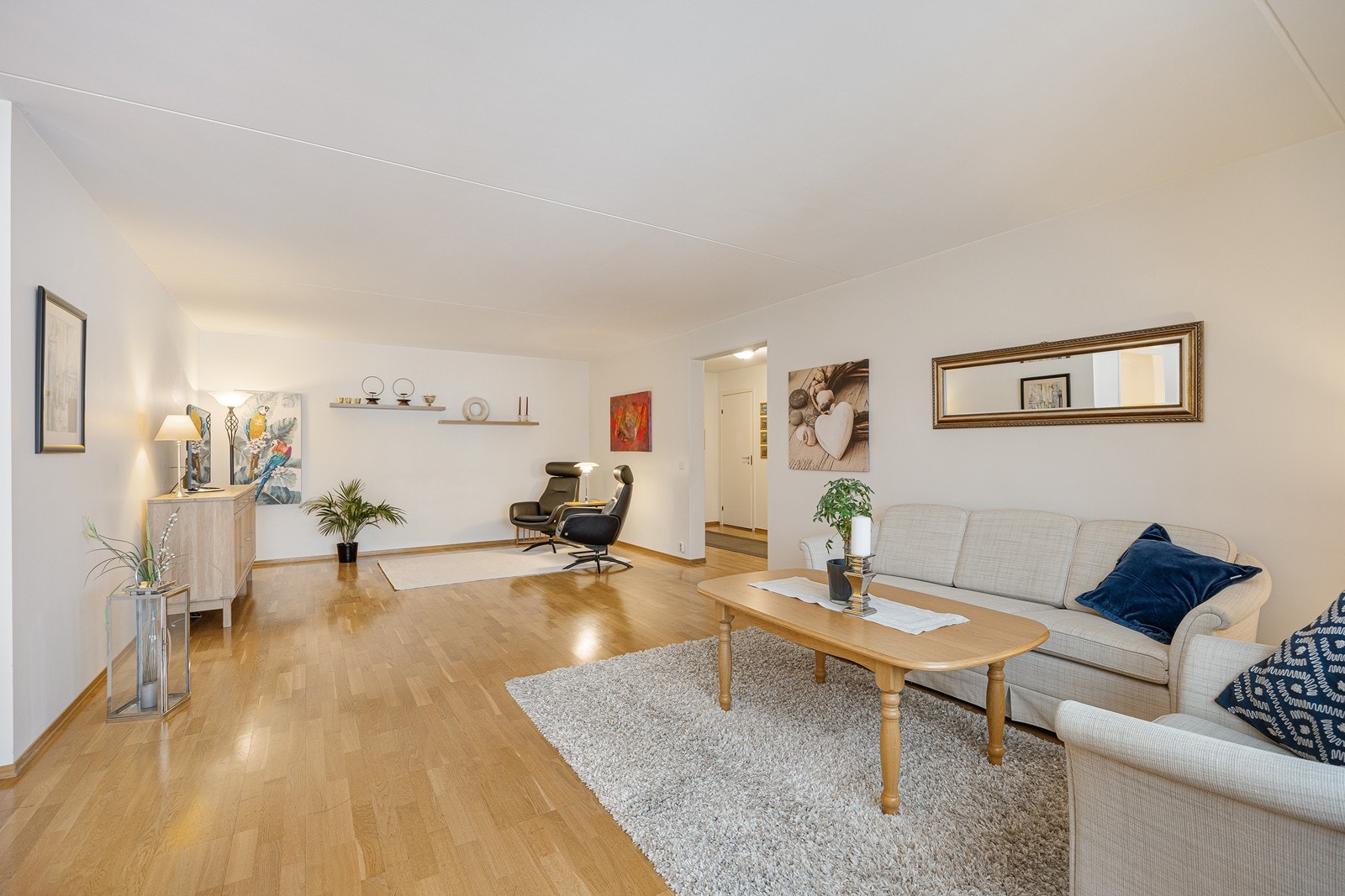 Veggflatene er lysmalte, mens det på gulvet er gyllen, trestavs parkett. Galleribilde