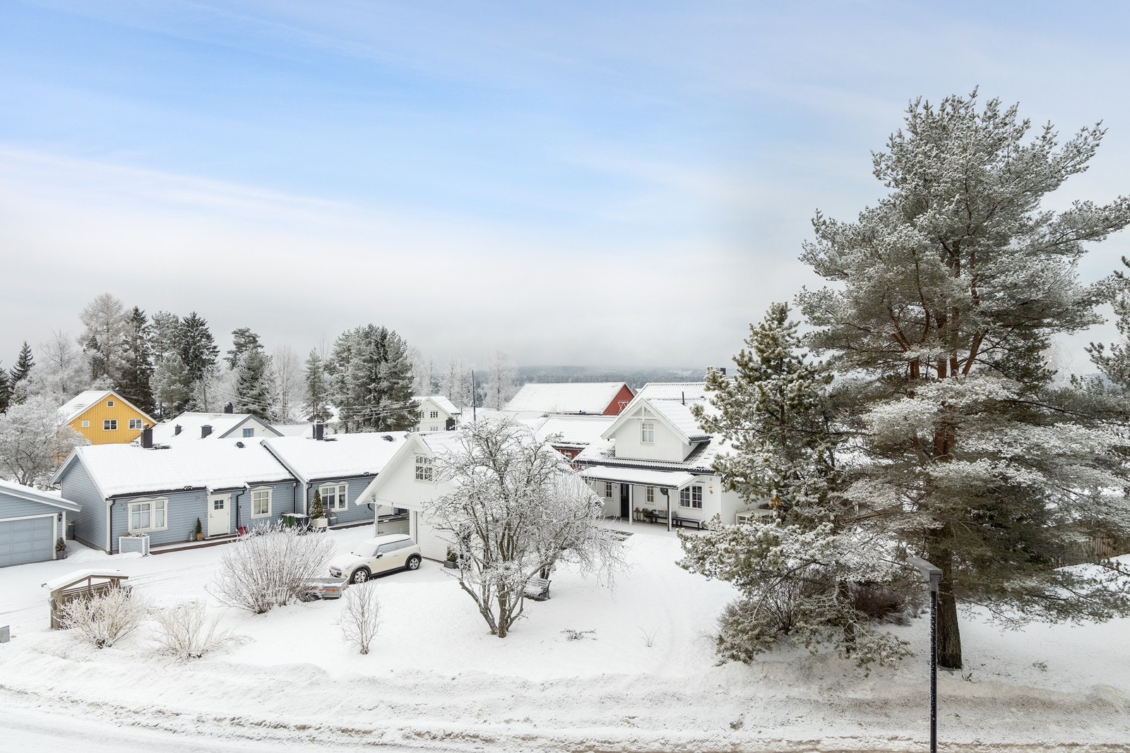 Fra balkongen er det fint utsyn over nabolaget og til skogkledde åser. Galleribilde
