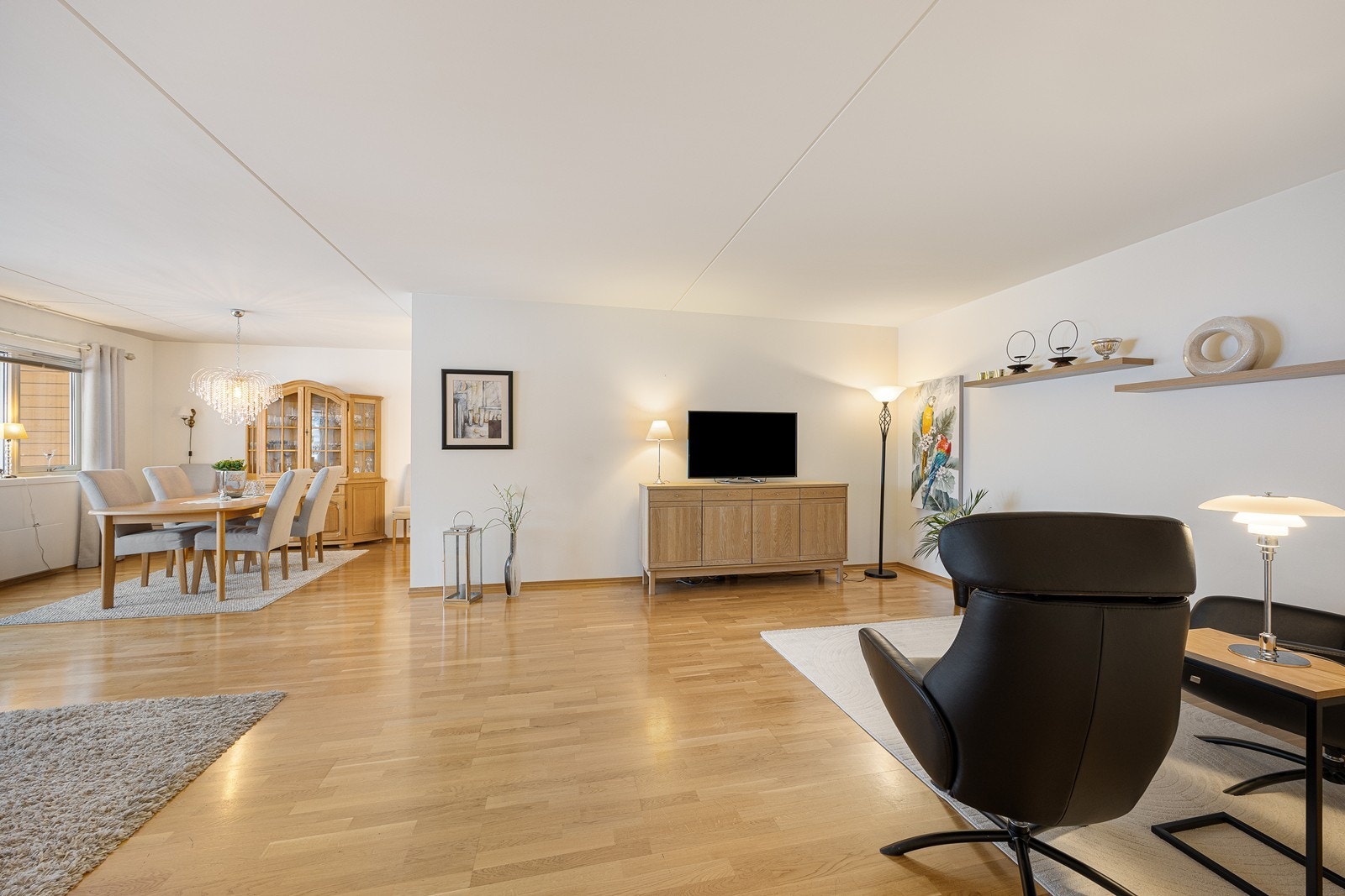 Rommets vinklede planløsning gir flere muligheter for møblering. Galleribilde