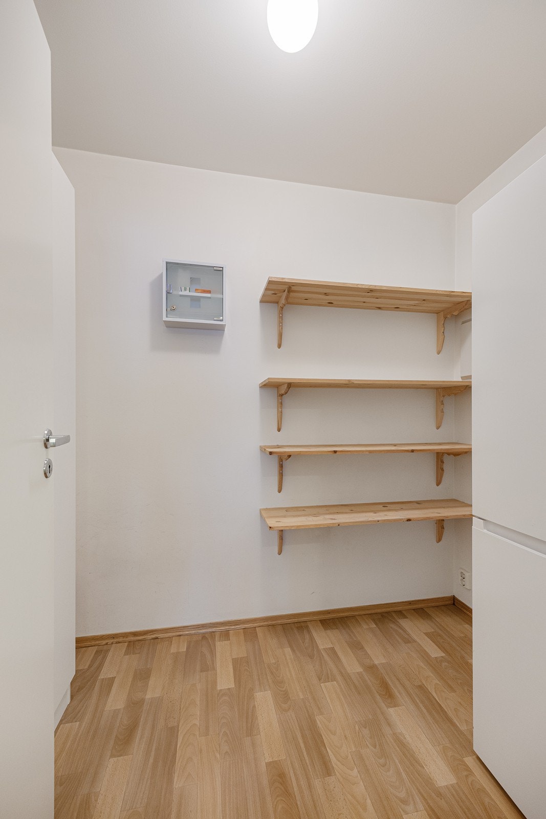 Denne er praktisk utstyrt med hyller og god plass til kjøl/frys. Galleribilde