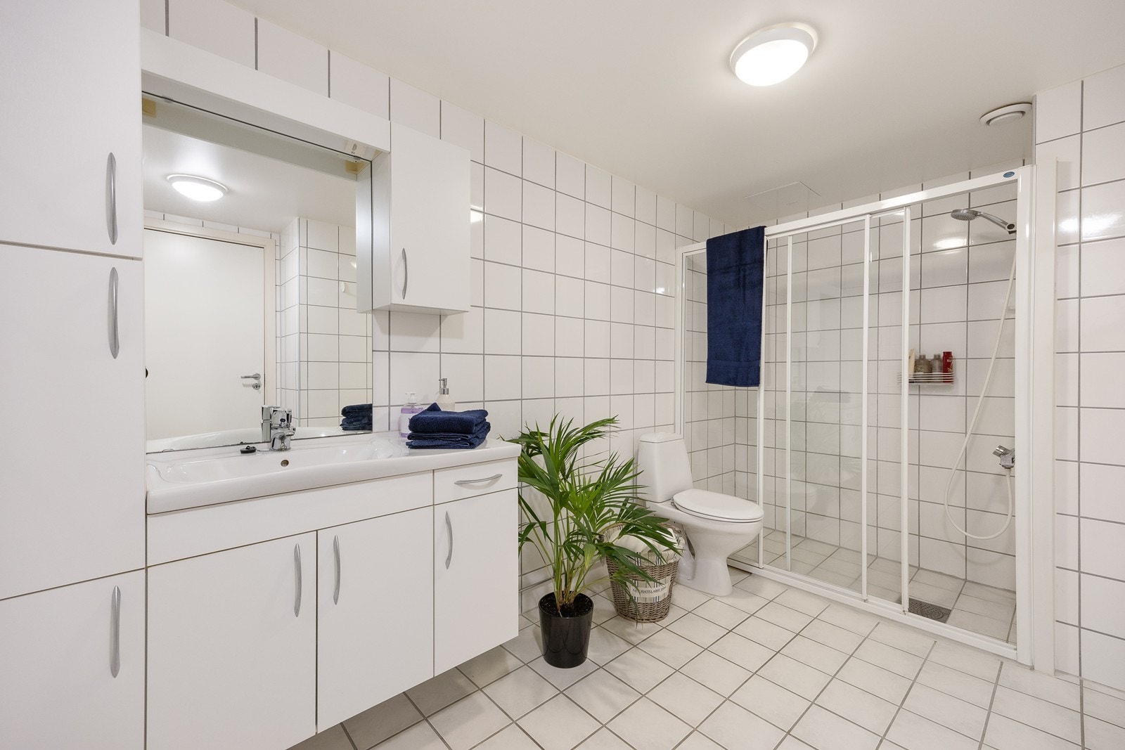 Leiligheten inneholder bad/wc, wc-rom og eget vaskerom. Det helflisede badet har lun varme i gulvet. Galleribilde