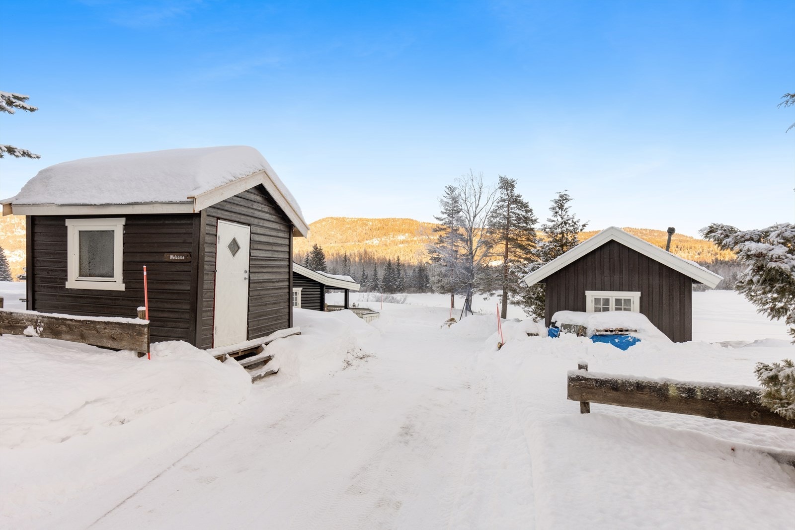 Et tradisjonelt hyttetun med lune kroker og naturlig kontakt med omgivelsene. Galleribilde