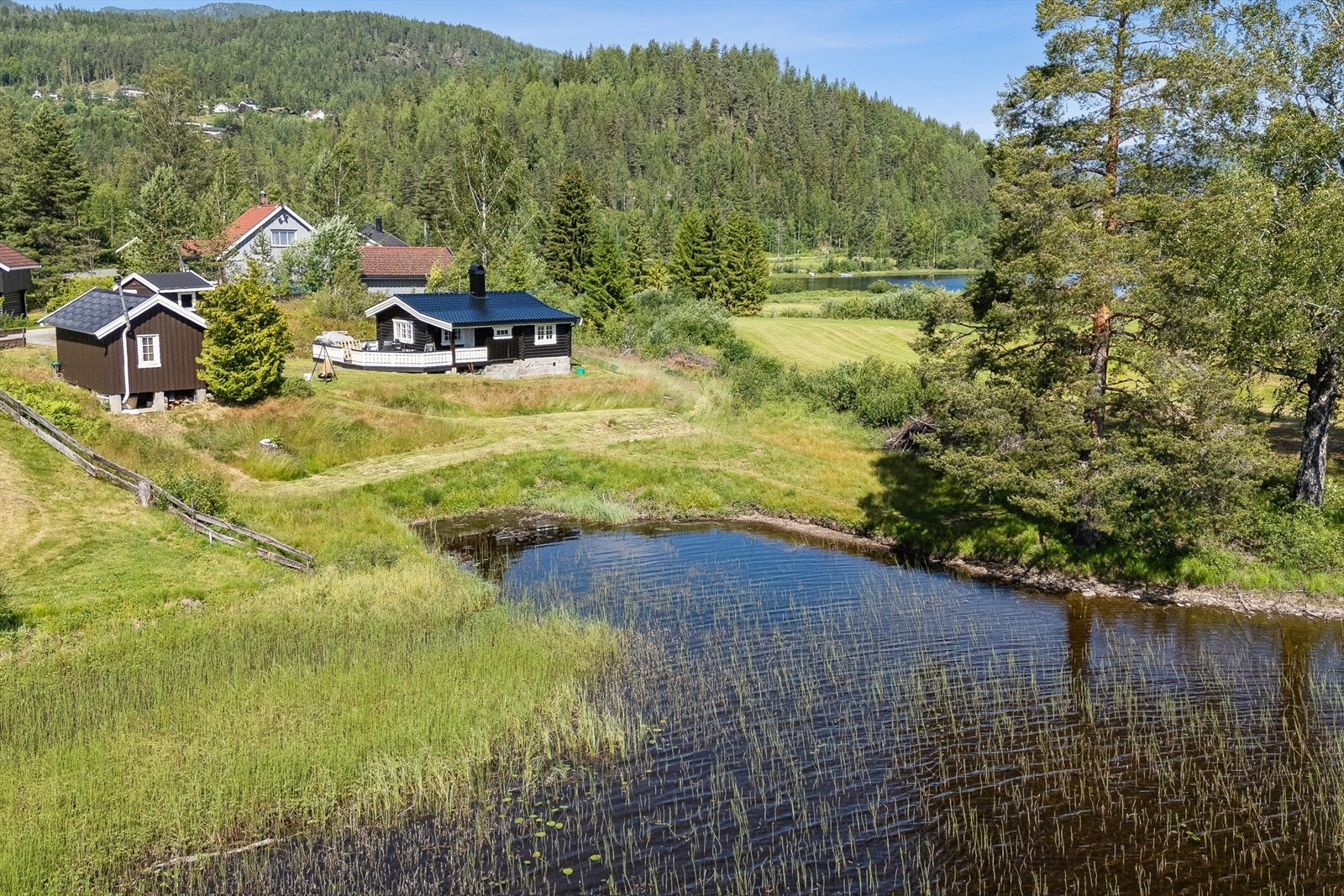 Terreng, plen og natur smelter sammen til et harmonisk og usjenert uteområde. Galleribilde