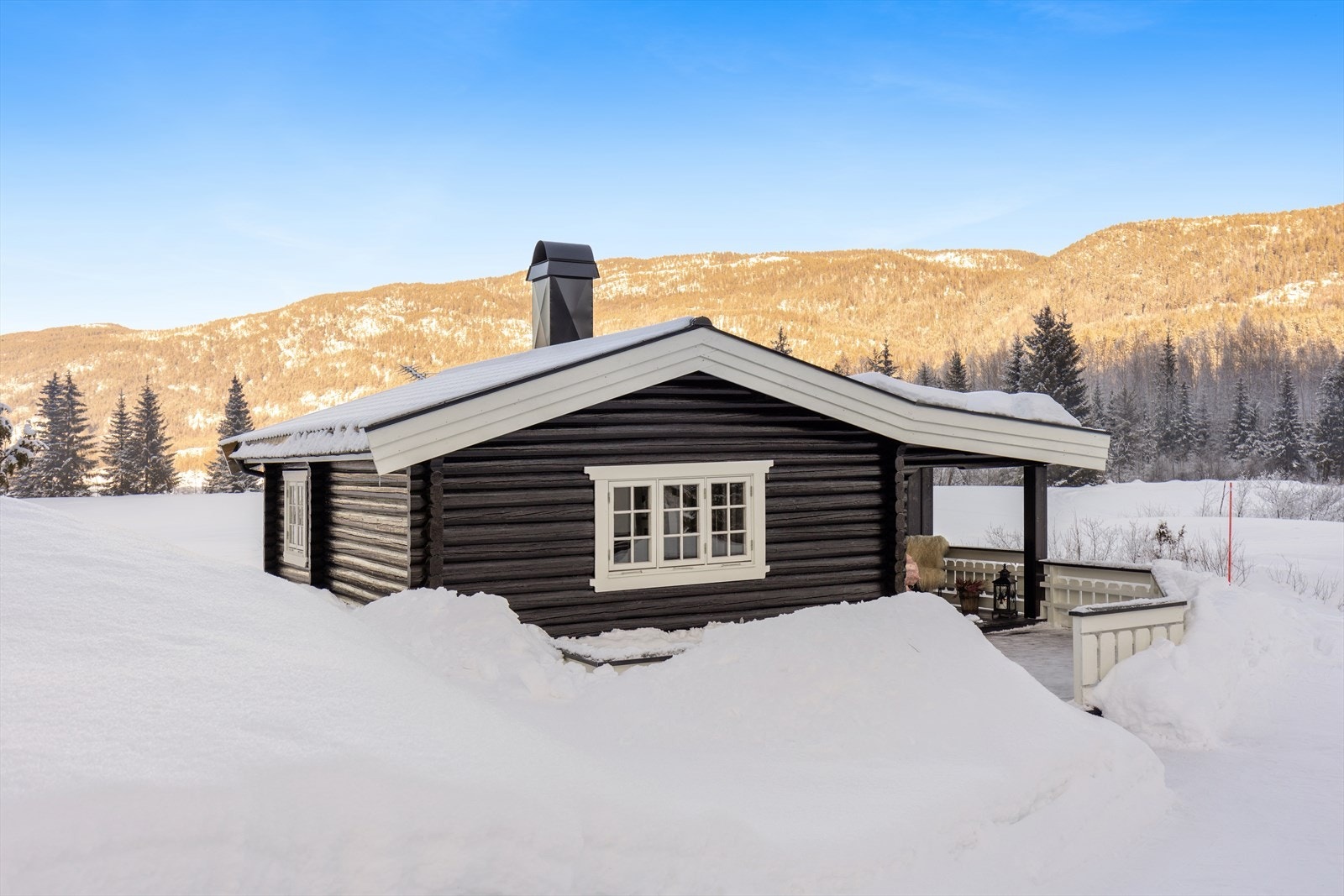 Solid håndverk og klassisk tømmerkonstruksjon gir hytta en varme og sjarm som sjelden finnes. Galleribilde