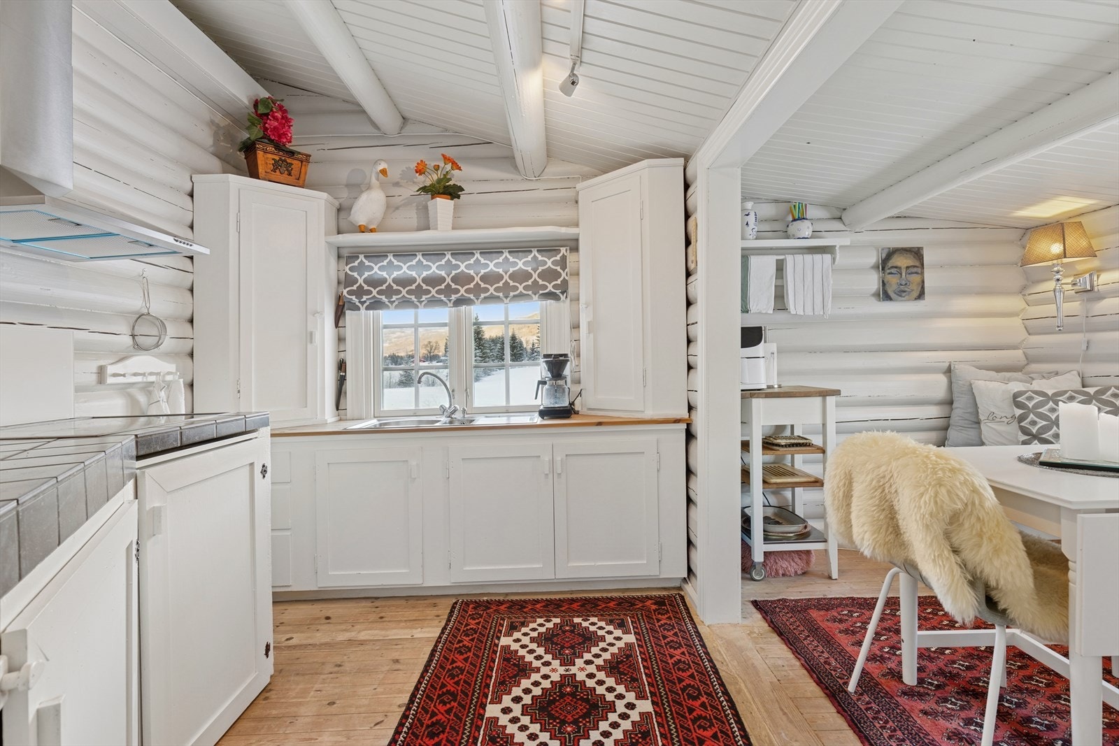 Et hyggelig og funksjonelt kjøkken - perfekt for alt fra varm kakao til lange helgefrokoster. Galleribilde