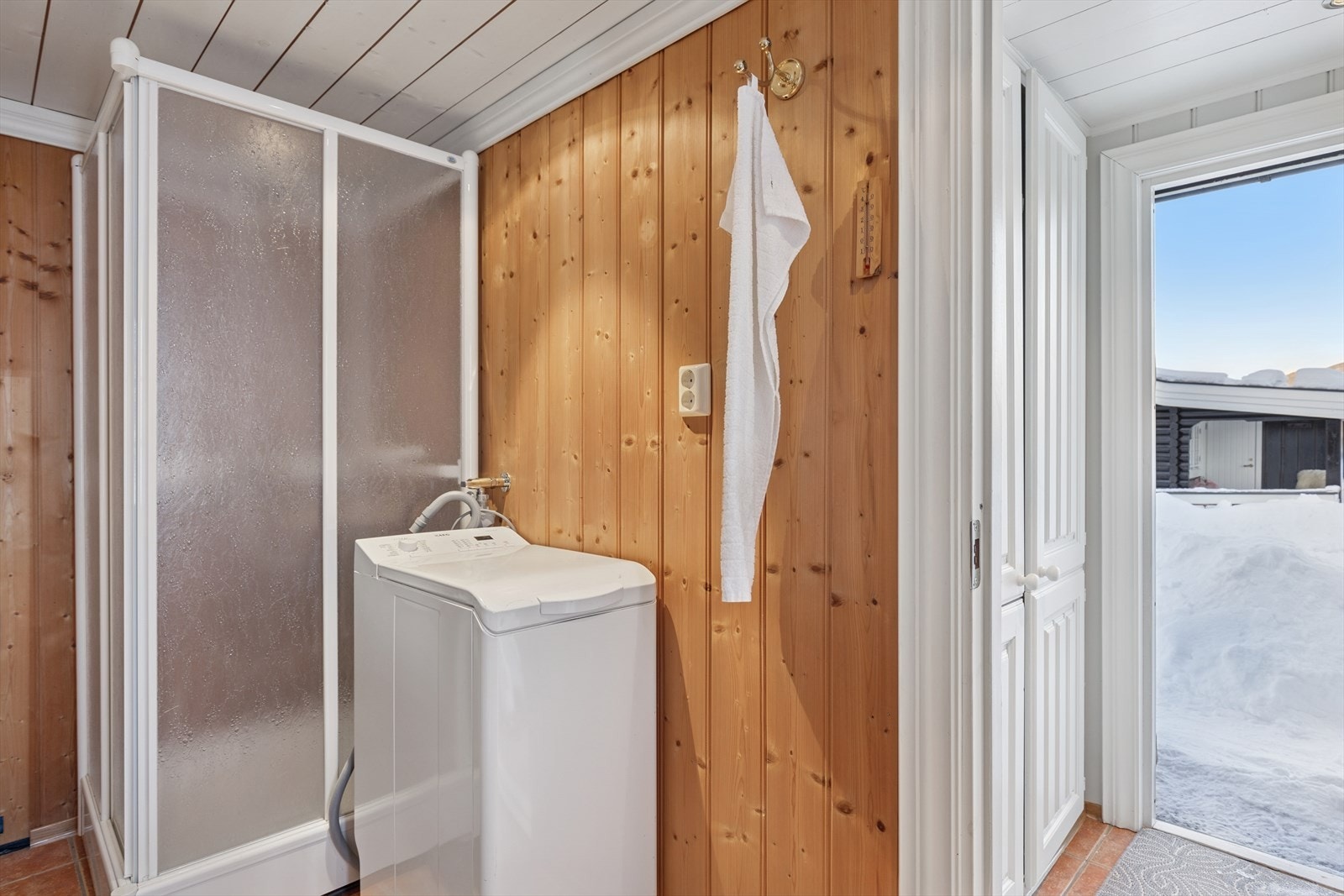 Eldre, men velholdt bad med dusjkabinett og biologisk toalett - perfekt til hyttelivets behov. Galleribilde