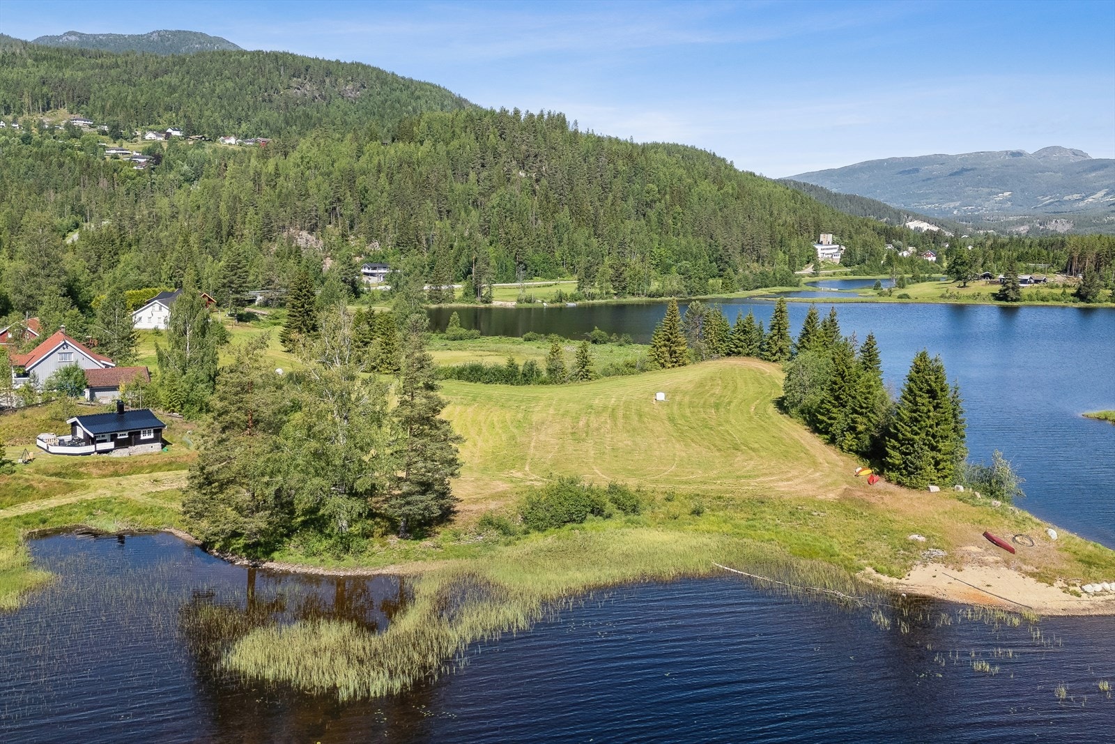 Eiendommen byr på den sjeldne kombinasjon av utsikt, solforhold og privatliv. Galleribilde