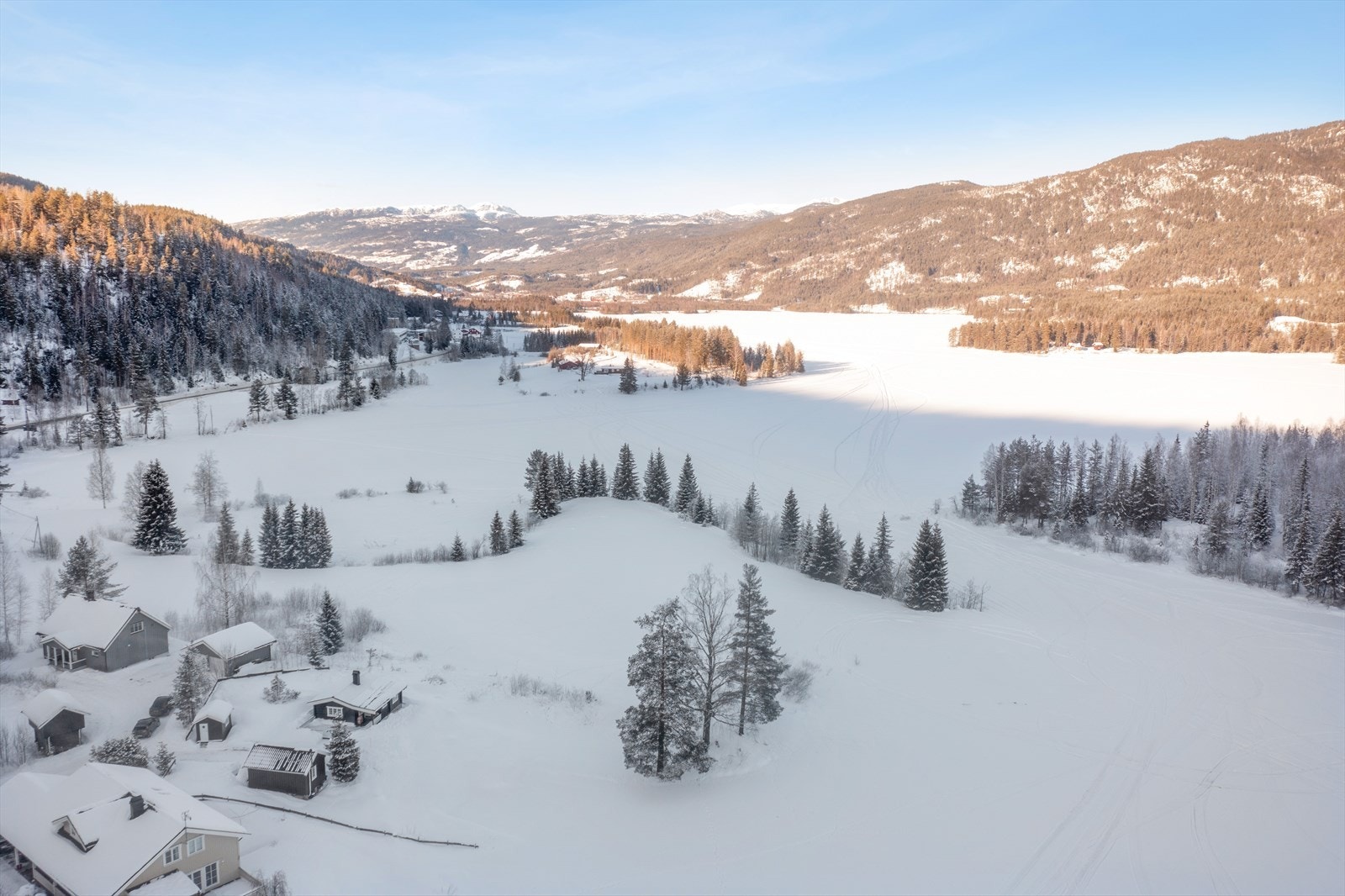 Eiendommens rolige beliggenhet - innrammet av hvitkledde landskap og stillhet. Galleribilde